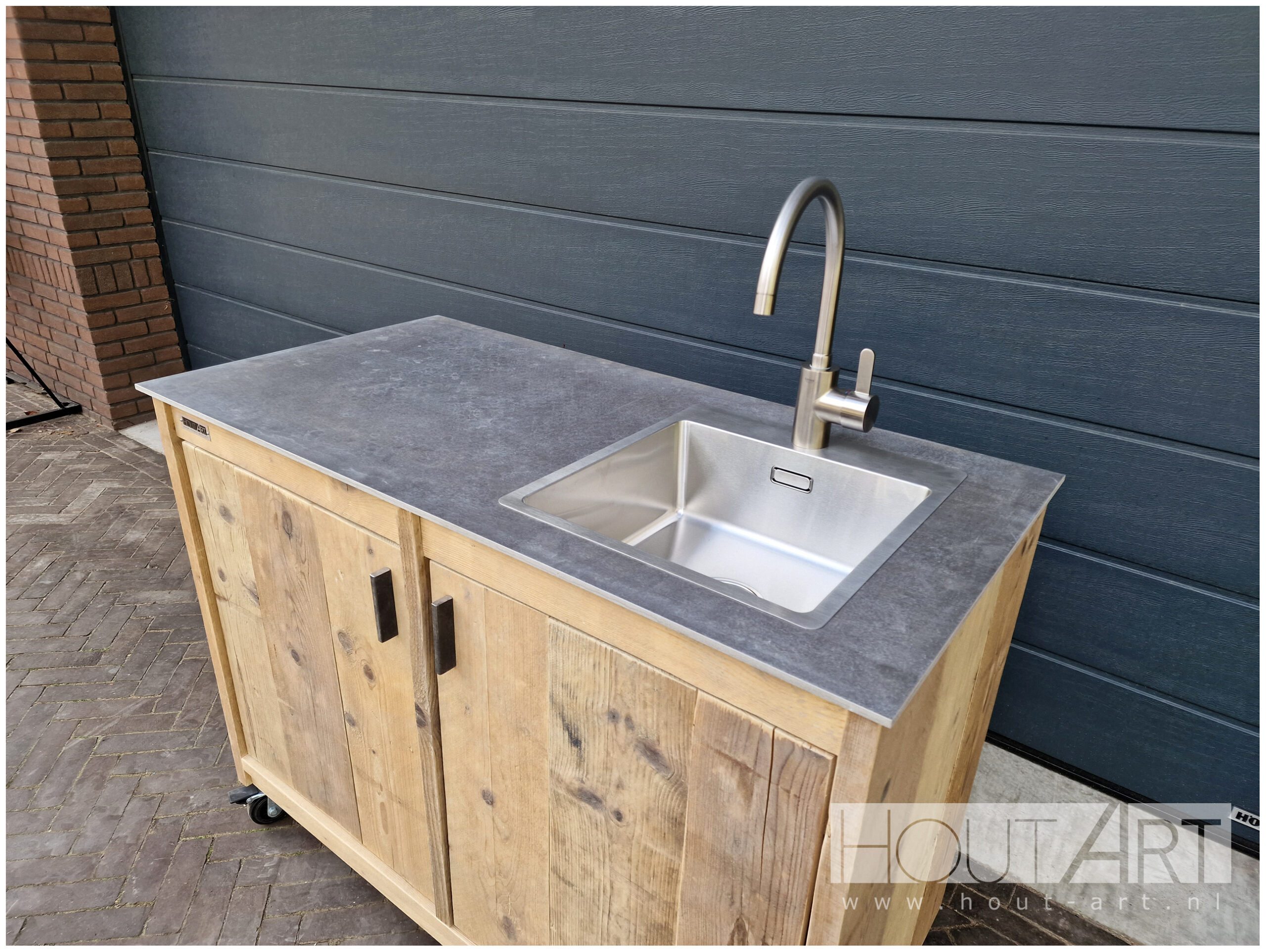 Buitenkeuken losse kast dubbel clean van Hout-Art, spoelkeuken, grohe kraan, spoelbak, steigerhout, steigerhouten, gebruikt hout, kast, wielen, handgreep, bbq, barbcue, tuinmeubel, houtart.