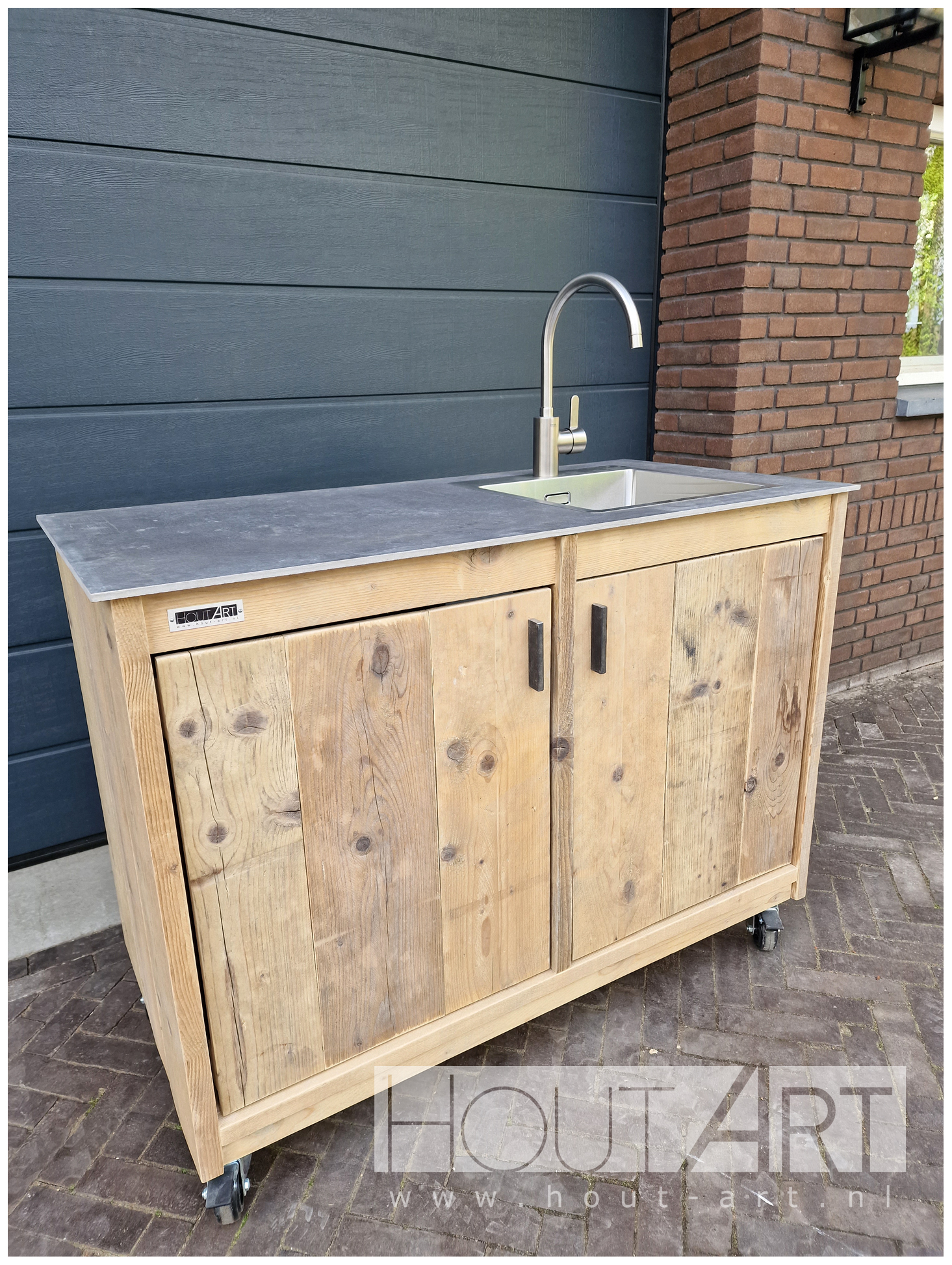 Buitenkeuken losse kast dubbel clean van Hout-Art, spoelkeuken, grohe kraan, spoelbak, steigerhout, steigerhouten, gebruikt hout, kast, wielen, handgreep, bbq, barbcue, tuinmeubel, houtart.