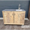 Buitenkeuken losse kast dubbel clean van Hout-Art, spoelkeuken, grohe kraan, spoelbak, steigerhout, steigerhouten, gebruikt hout, kast, wielen, handgreep, bbq, barbcue, tuinmeubel, houtart.
