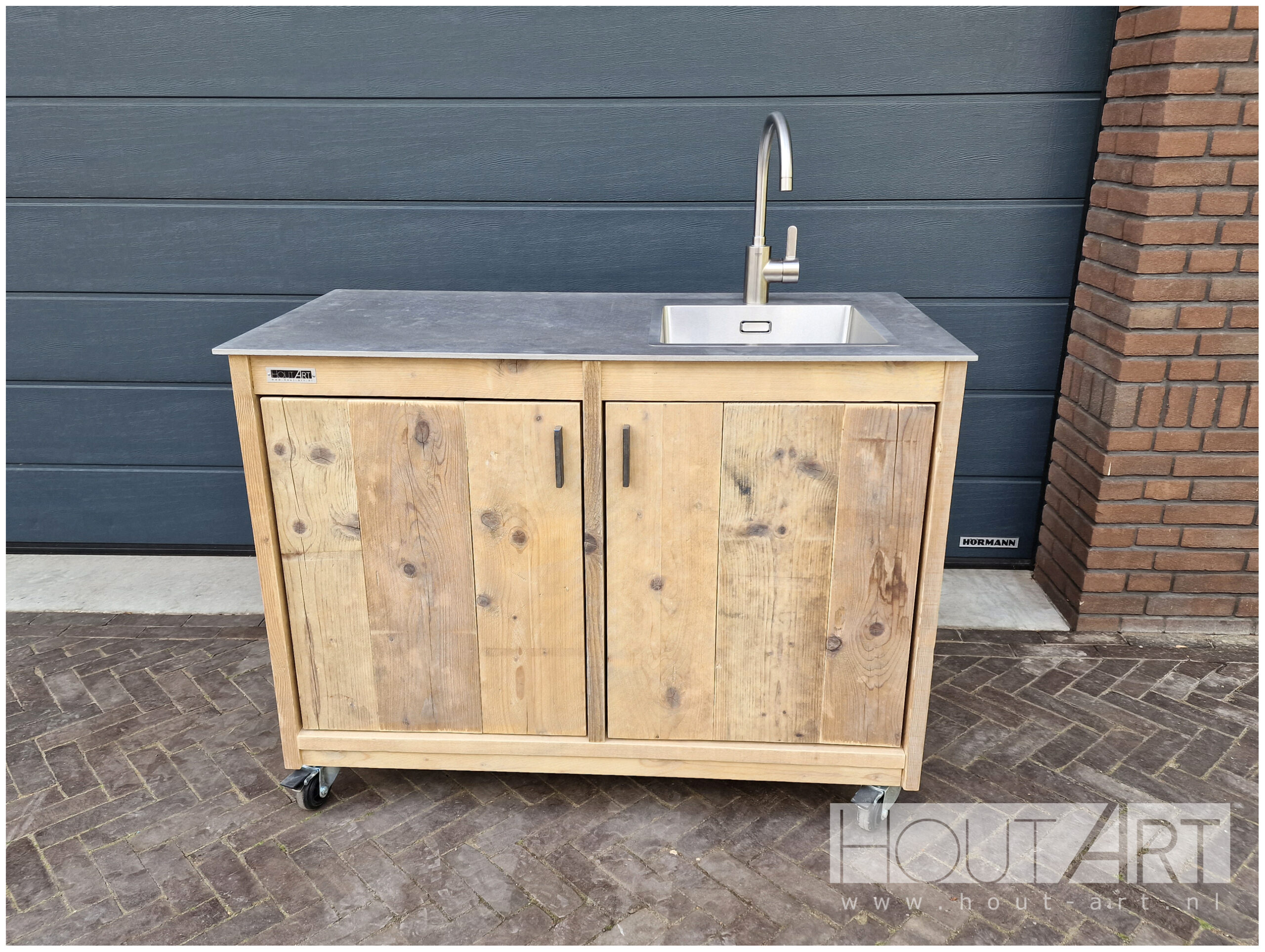 Buitenkeuken losse kast dubbel clean van Hout-Art, spoelkeuken, grohe kraan, spoelbak, steigerhout, steigerhouten, gebruikt hout, kast, wielen, handgreep, bbq, barbcue, tuinmeubel, houtart.