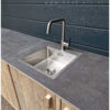 Buitenkeuken kast clean steigerhout met deuren, spoelkeuken, grohe kraan en wasbak van Hout-Art.