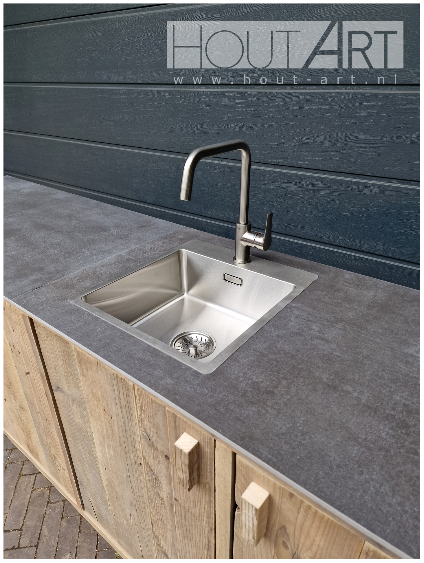 Buitenkeuken kast clean steigerhout met deuren, spoelkeuken, grohe kraan en wasbak van Hout-Art.