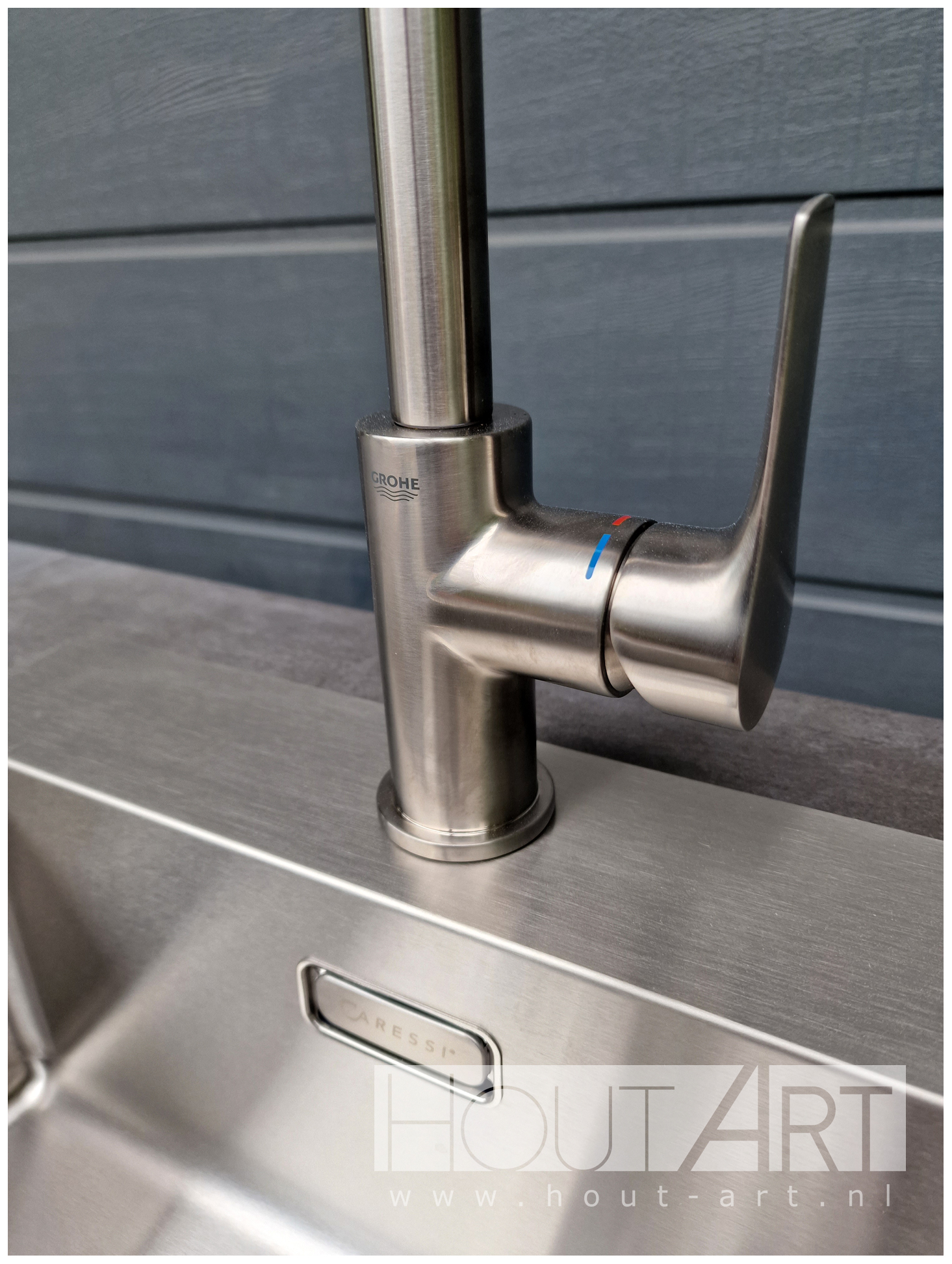 Buitenkeuken kast clean steigerhout met deuren, spoelkeuken, grohe kraan en wasbak van Hout-Art.