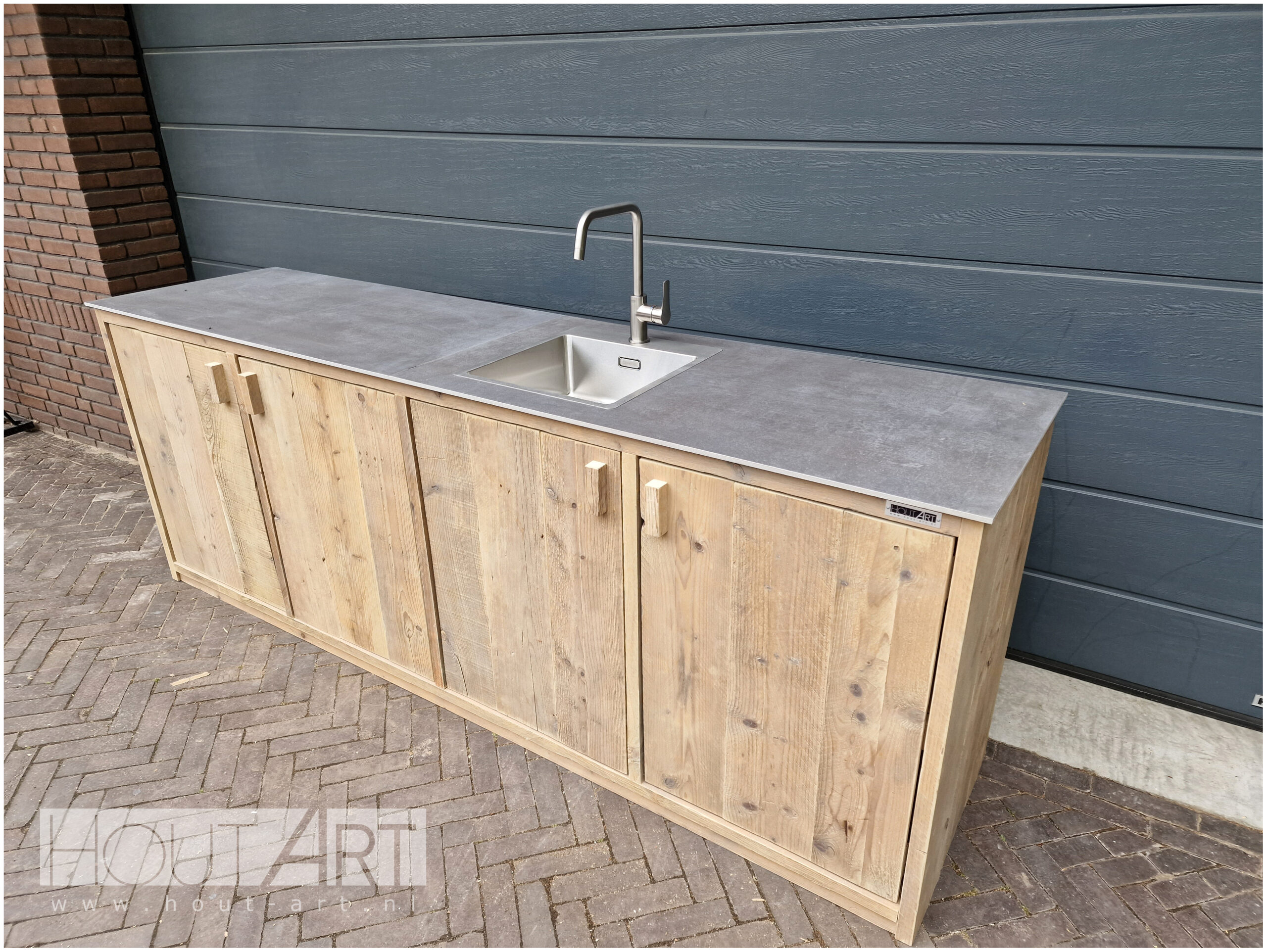 Buitenkeuken kast clean steigerhout met deuren, spoelkeuken, grohe kraan en wasbak van Hout-Art.