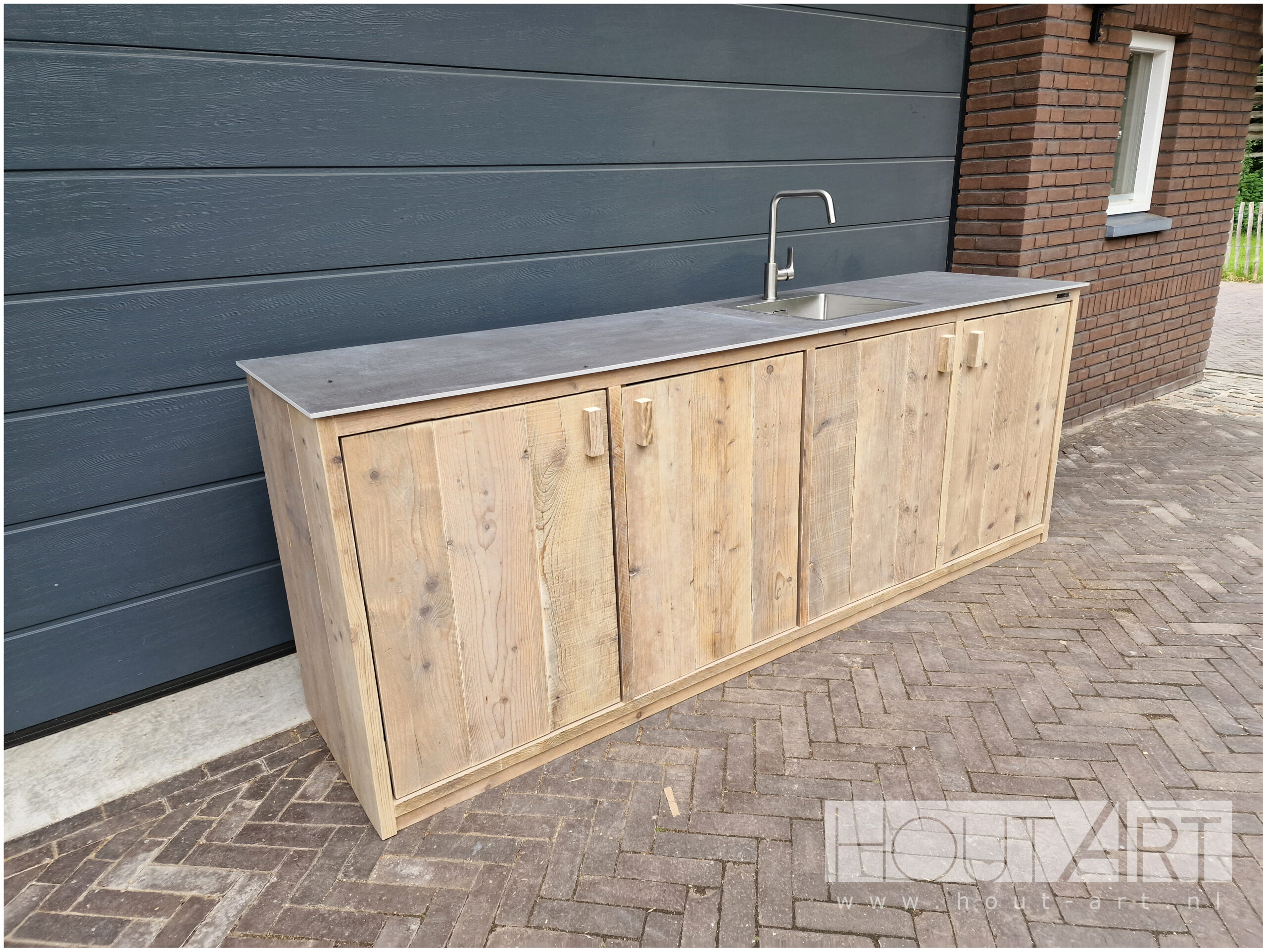 Buitenkeuken kast clean steigerhout met deuren, spoelkeuken, grohe kraan en wasbak van Hout-Art.