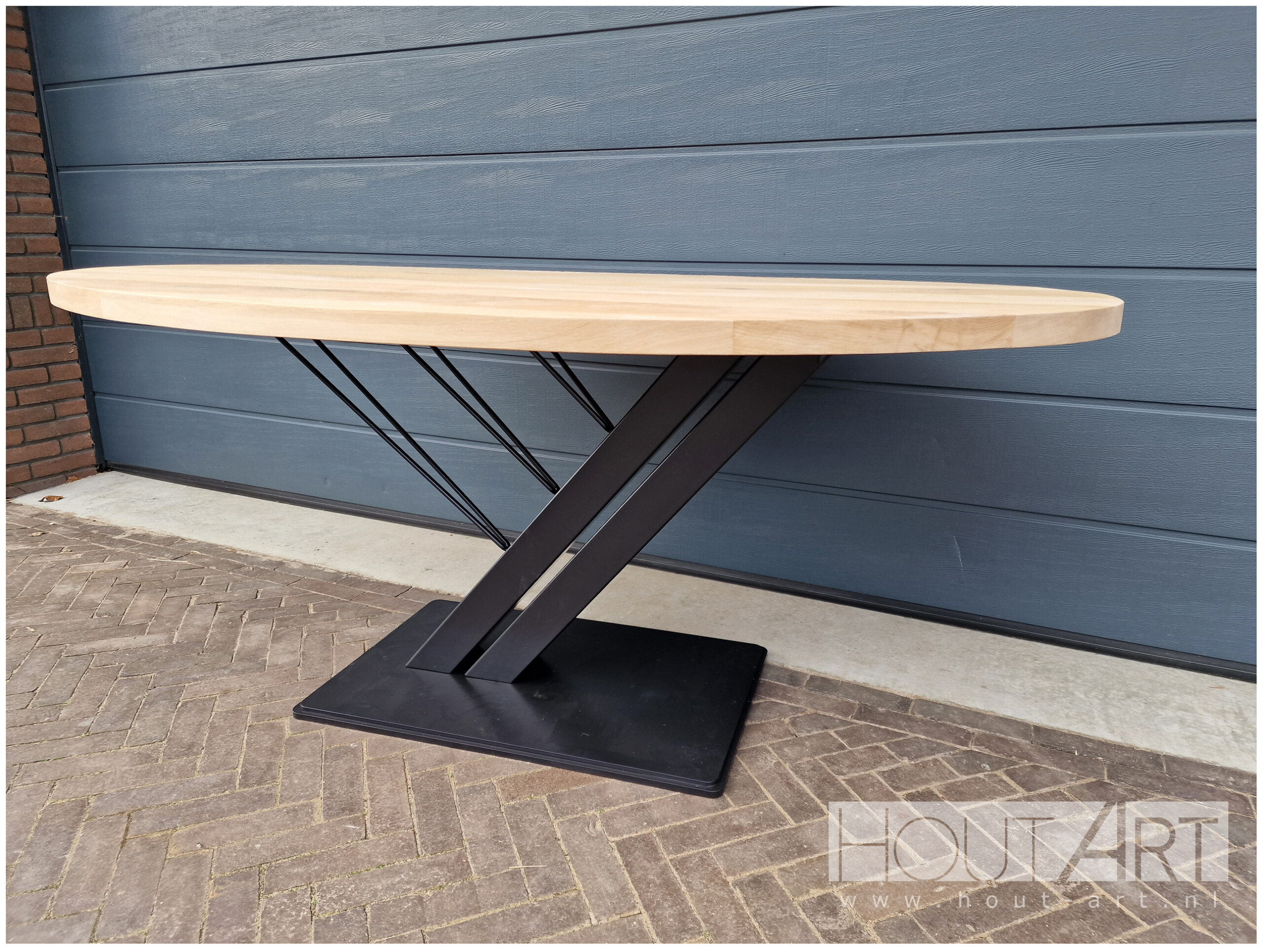 Tafel. eettafel industrieel ovaal harp-poot staal met massief eiken van Hout-Art.