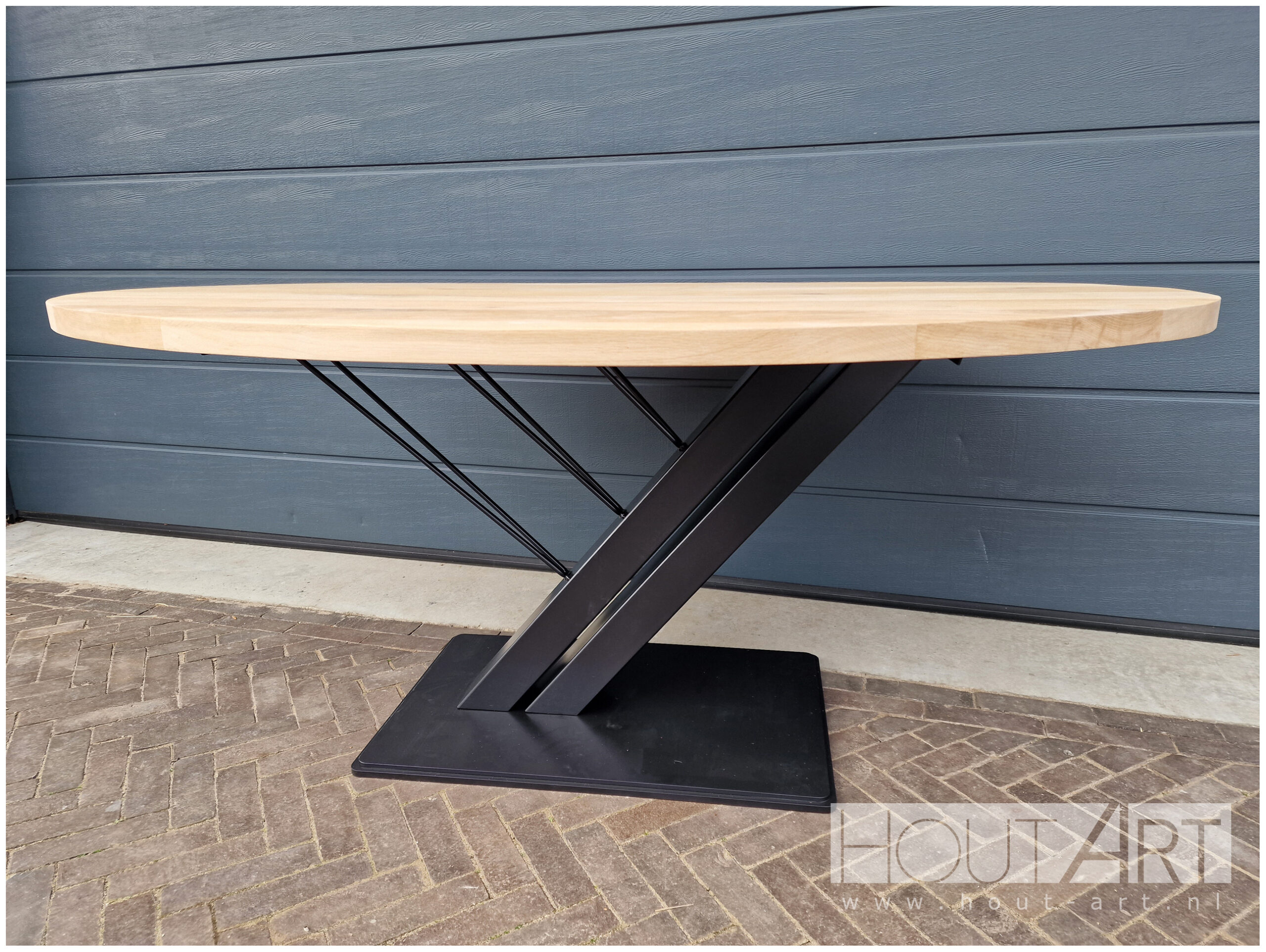 Tafel. eettafel industrieel ovaal harp-poot staal met massief eiken van Hout-Art.