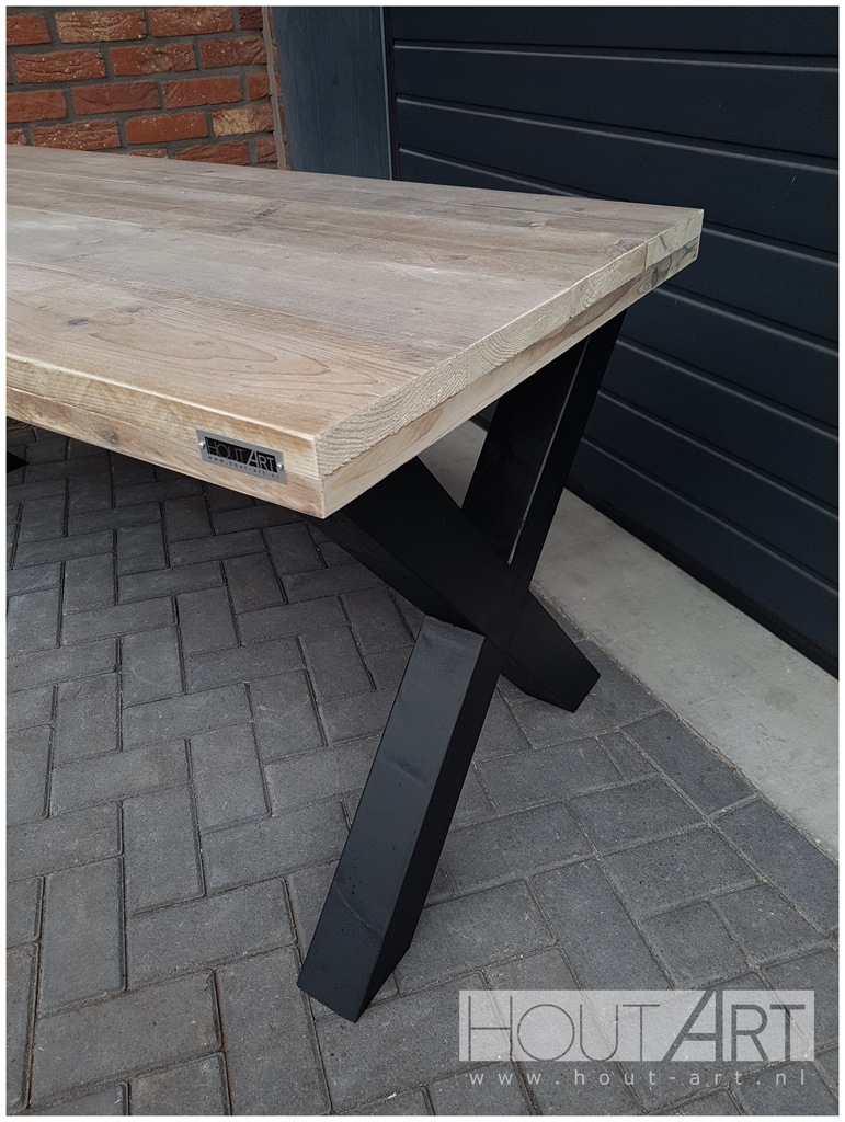Tafel steigerhout met houten kruispoot van Hout-Art.
