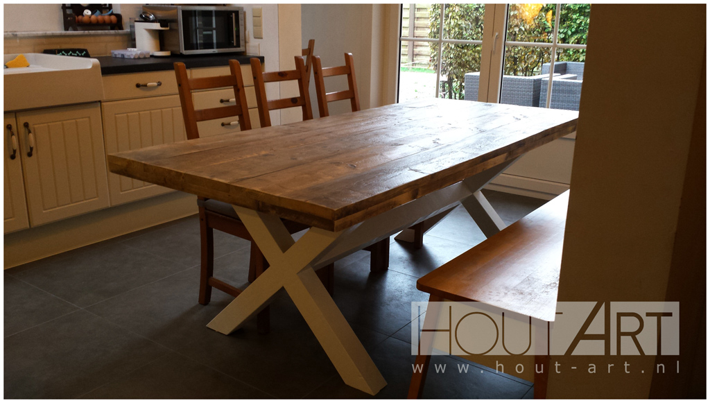 Tafel steigerhout met houten kruispoot van Hout-Art.