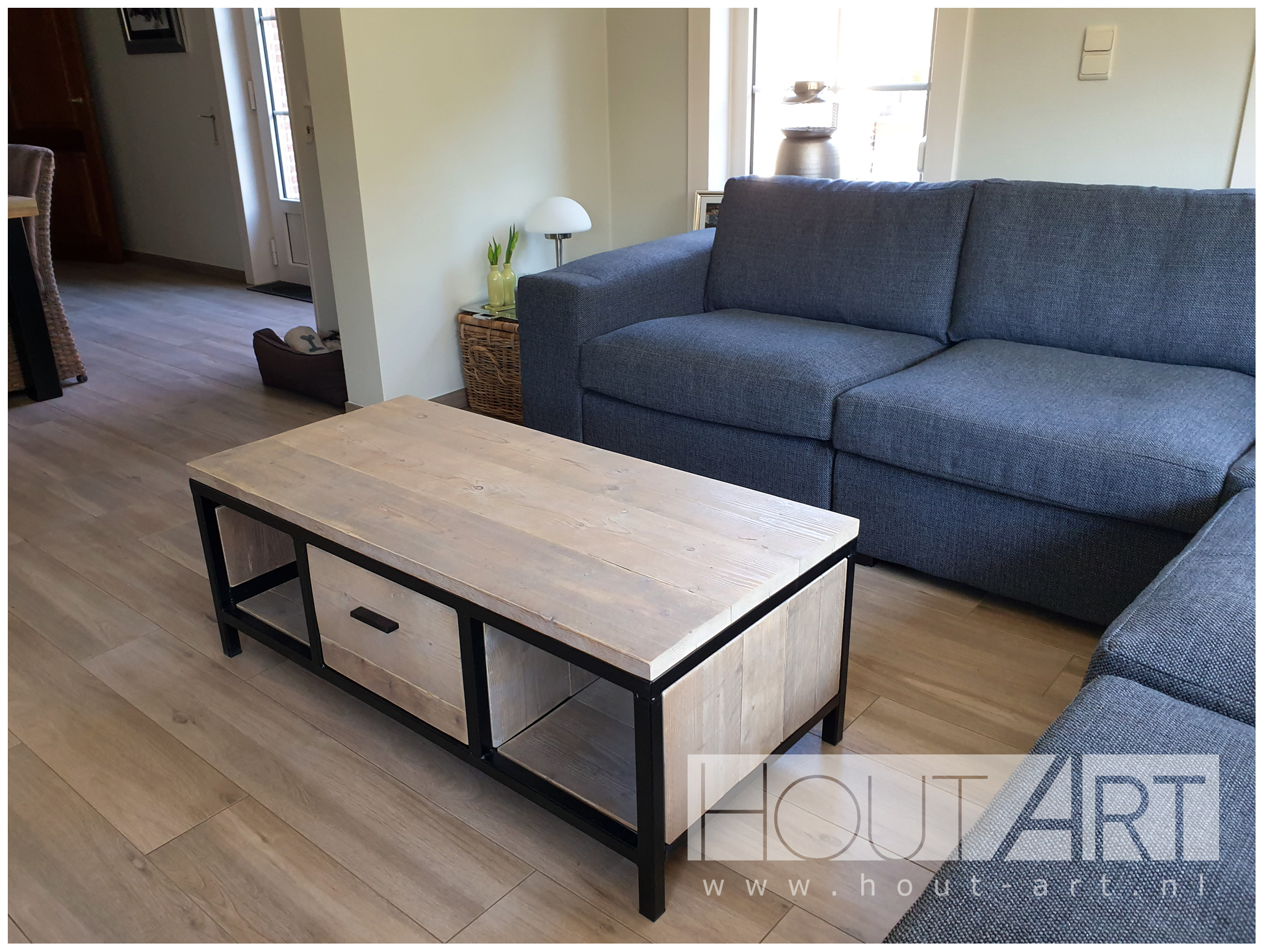 Salontafel frame staal lades midden dicht steigerhout van Hout-Art.