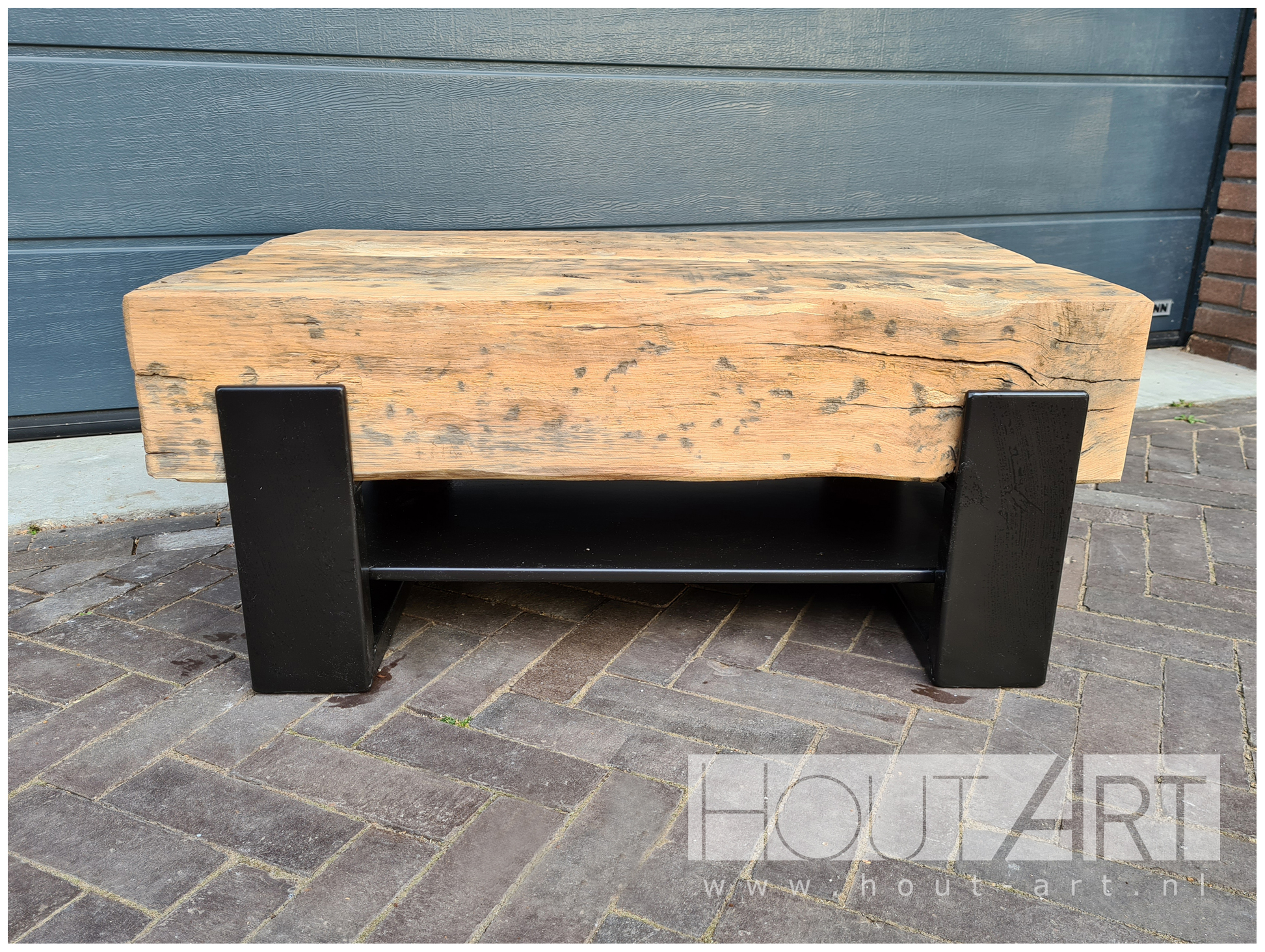 Salontafel stalen u-poot met oud eiken spoorbiels met stalen legplank van Hout-Art. Industrieel, spoorbielzen, tv-meubel, modern, houtart.