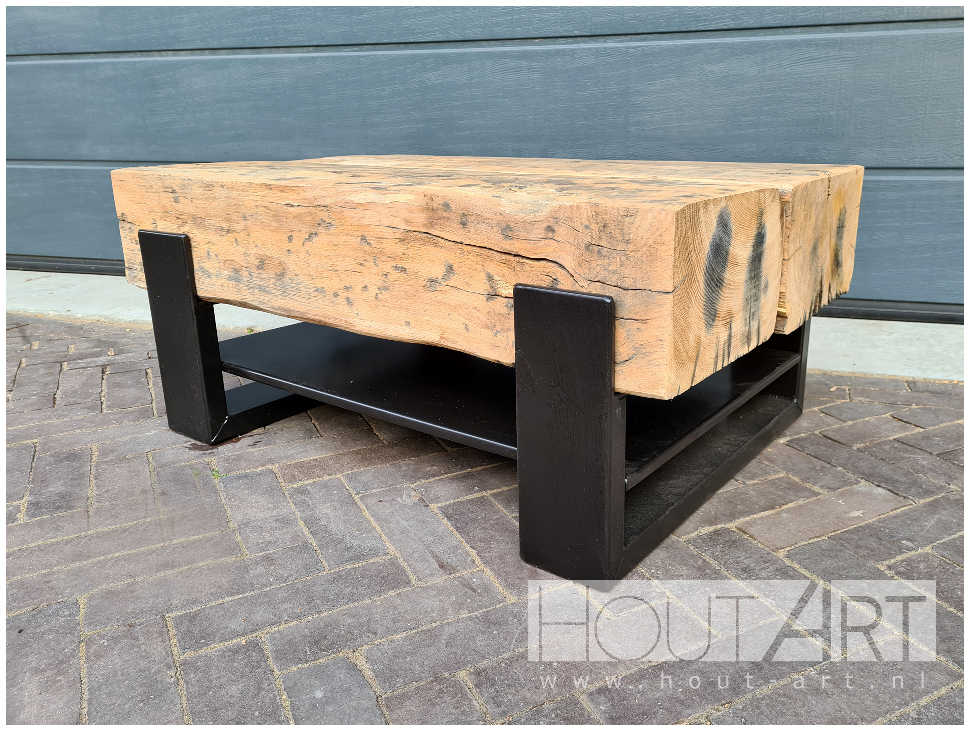 Salontafel stalen u-poot met oud eiken spoorbiels met stalen legplank van Hout-Art. Industrieel, spoorbielzen, tv-meubel, modern, houtart.