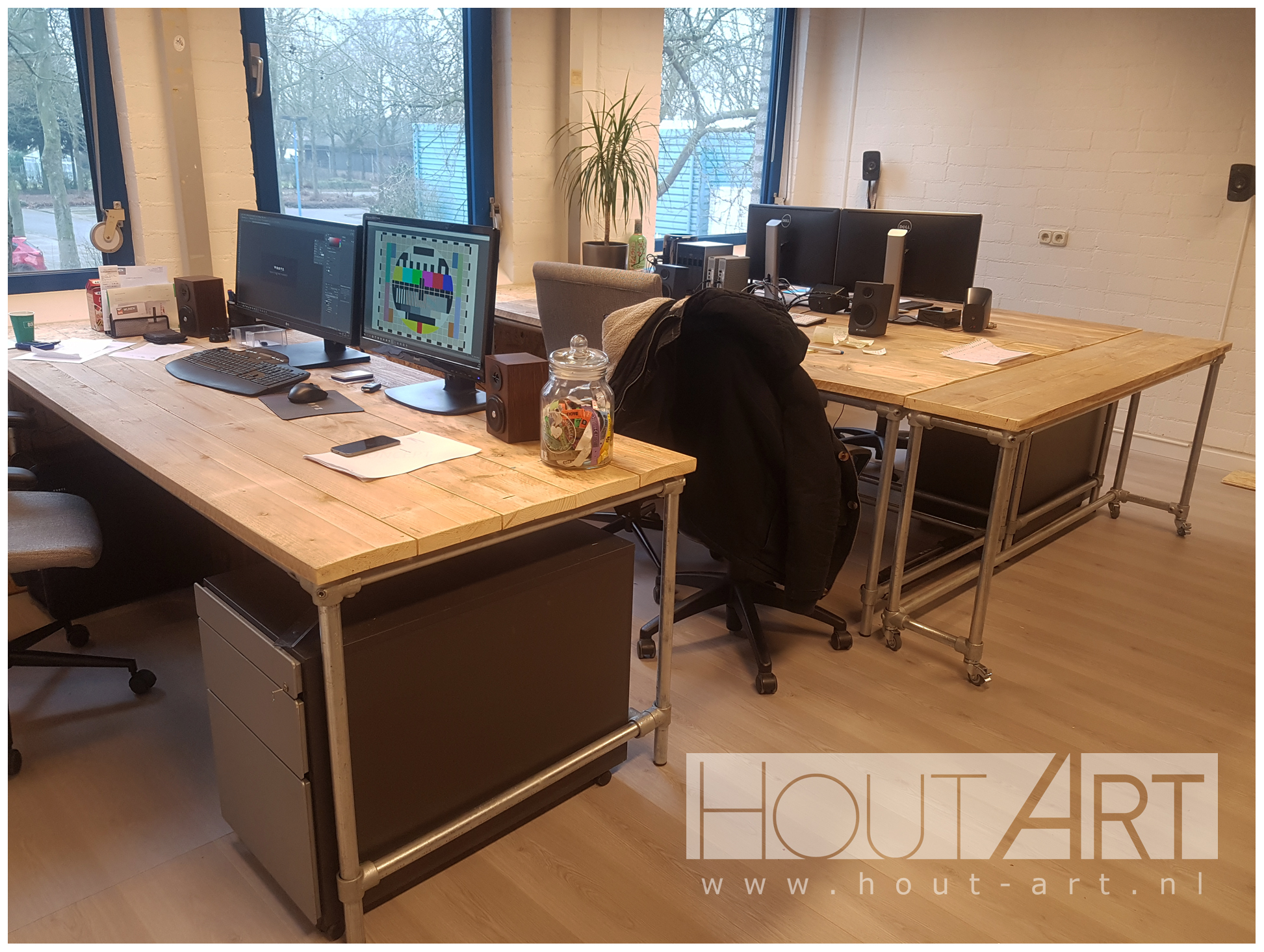 Sidetable side zwarte steigerbuis met steigerhout van Hout-Art.