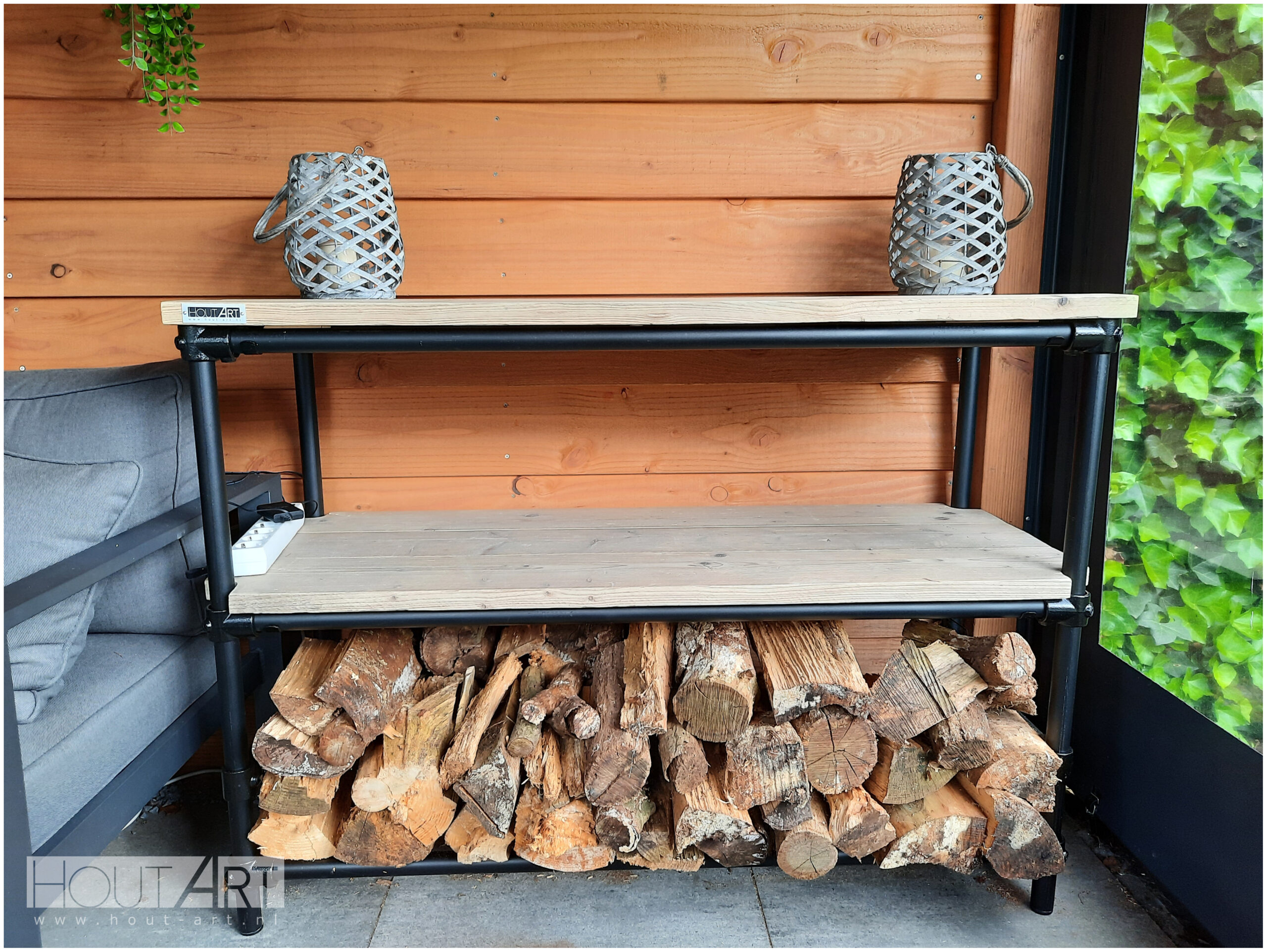 Sidetable Lorenz extra zwarte steigerbuis met steigerhout van Hout-Art.