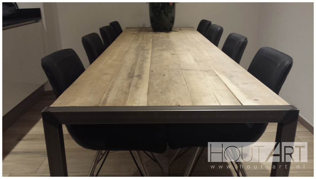 Tafel eettafel stalen frame met inliggend steigerhout van Hout-Art.
