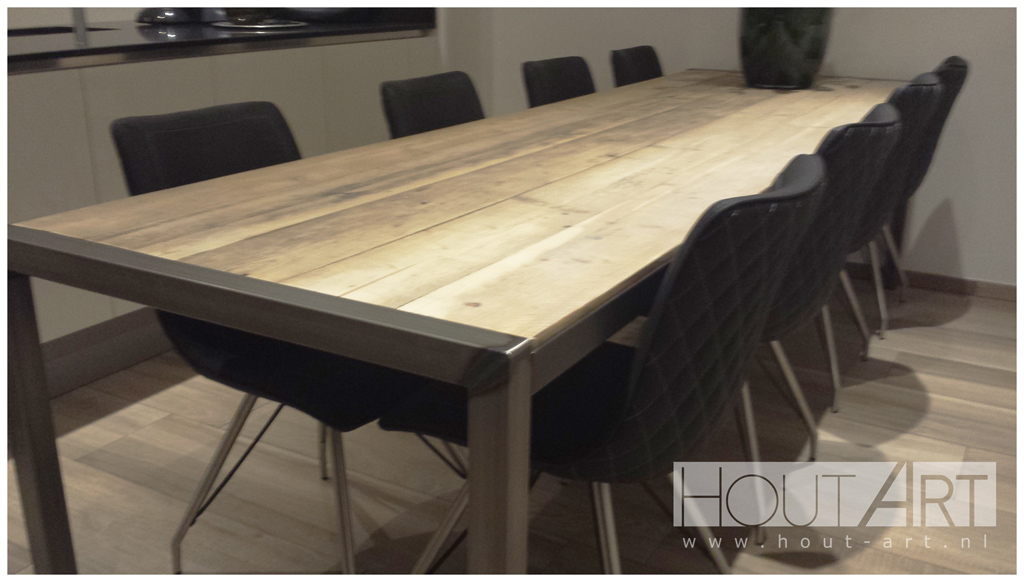Tafel eettafel stalen frame met inliggend steigerhout van Hout-Art.