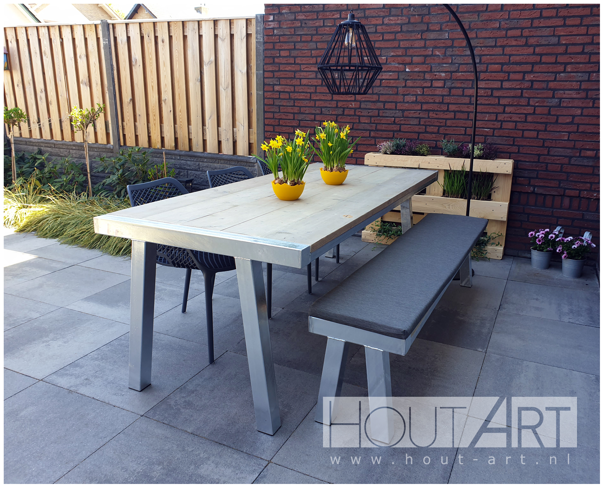 Tafel verzinkt stalen frame luxe trapeziumpoot en bankje van Hout-Art. buitentafel, tuintafel, verzonken, industrieel, houtart.