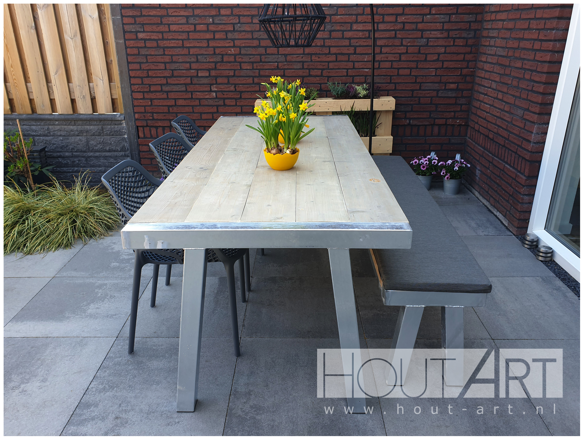 Tafel verzinkt stalen frame luxe trapeziumpoot en bankje van Hout-Art. buitentafel, tuintafel, verzonken, industrieel, houtart.
