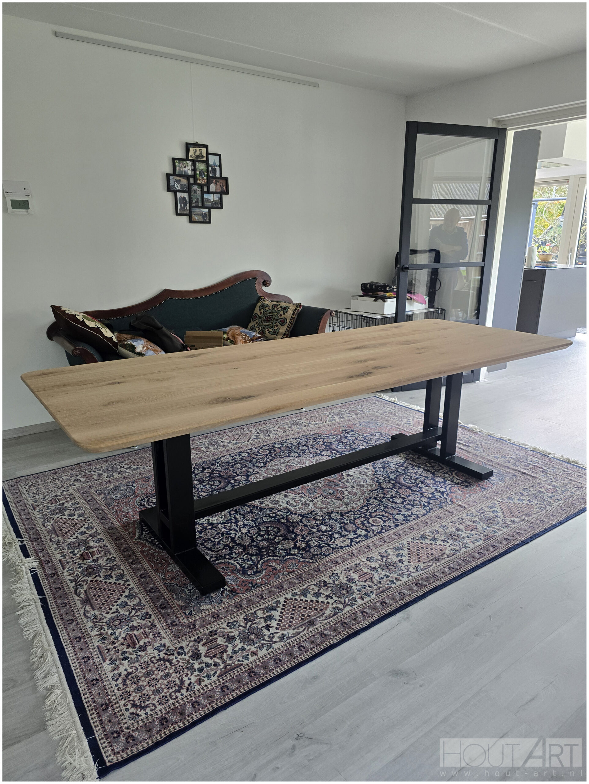 Tafel middenpoot kloosterframe staal met massief eiken van Hout-Art.