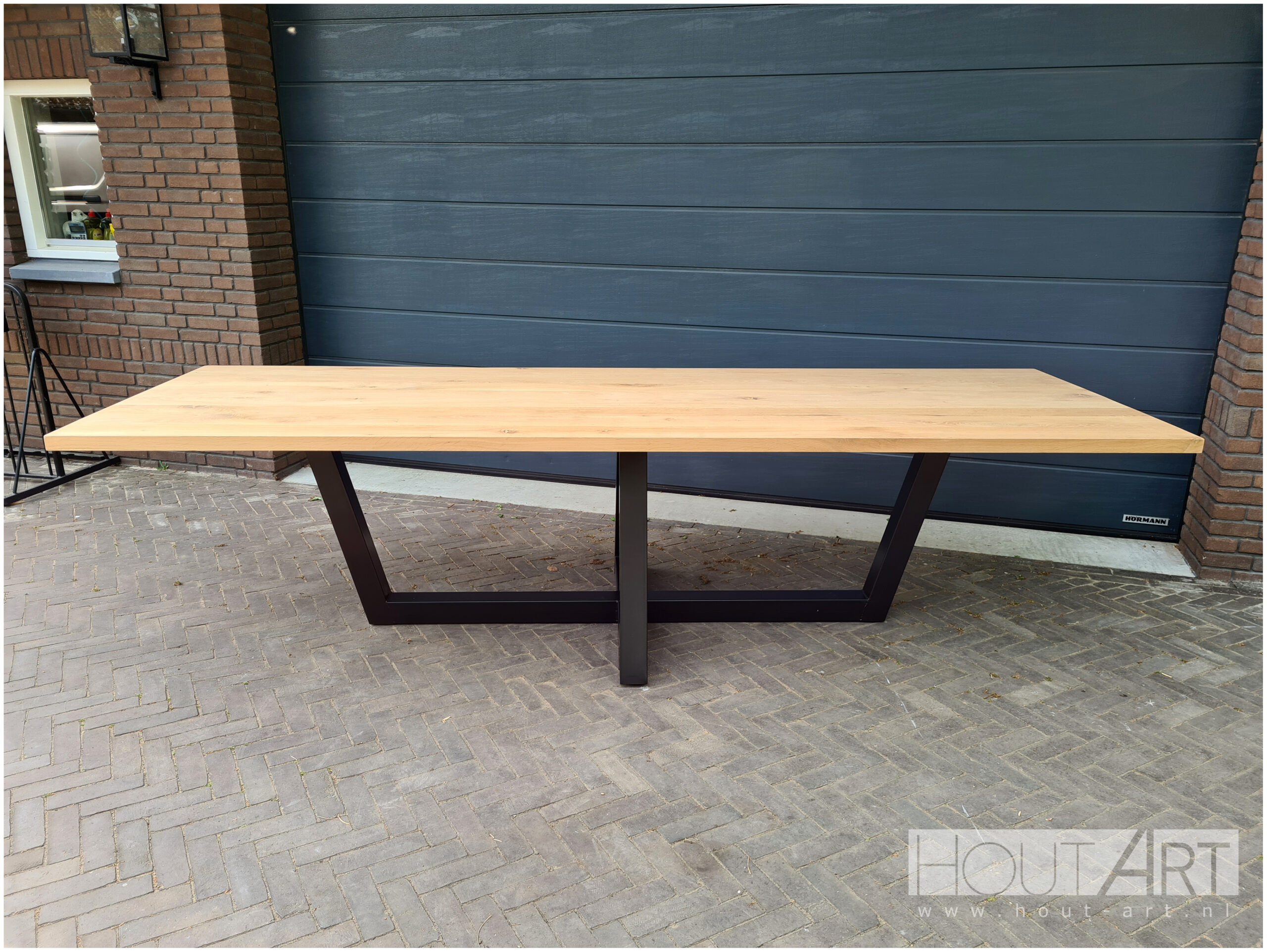 Eettafel tafel designpoot schuin staal met massief eiken van Hout-Art.