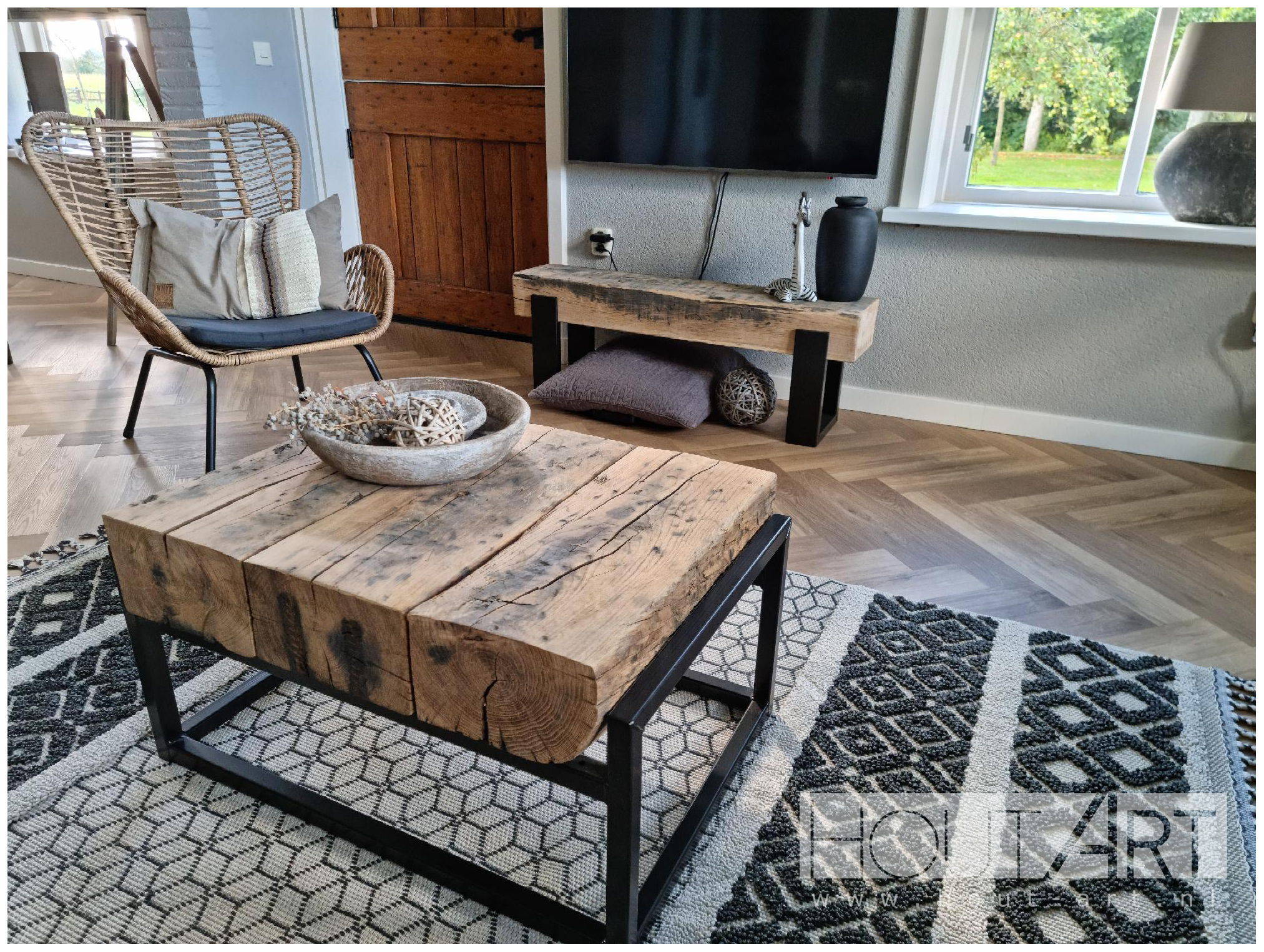 Salontafel stalen frame met oud eiken spoorbiels van Hout-Art, tv-meubel, spoorbielzen, staal, frames, zwart, gepoedercoat, industrieel.
