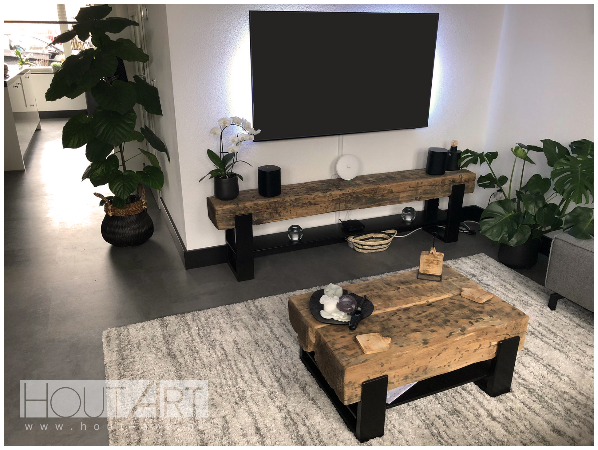 Salontafel stalen u-poot met oud eiken spoorbiels met stalen legplank van Hout-Art. Industrieel, spoorbielzen, tv-meubel, modern, houtart.