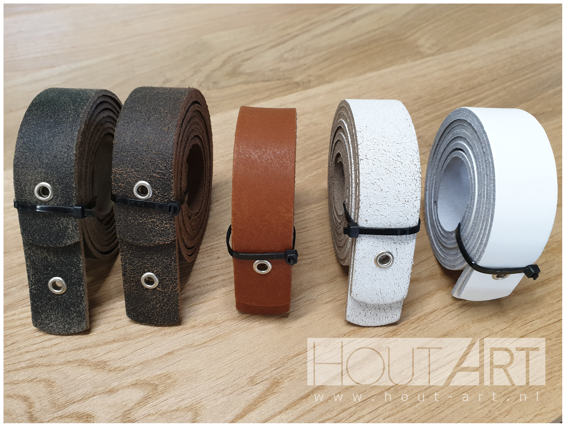 Leren wandplankhouder set cognac voor wandplank van Hout-Art.