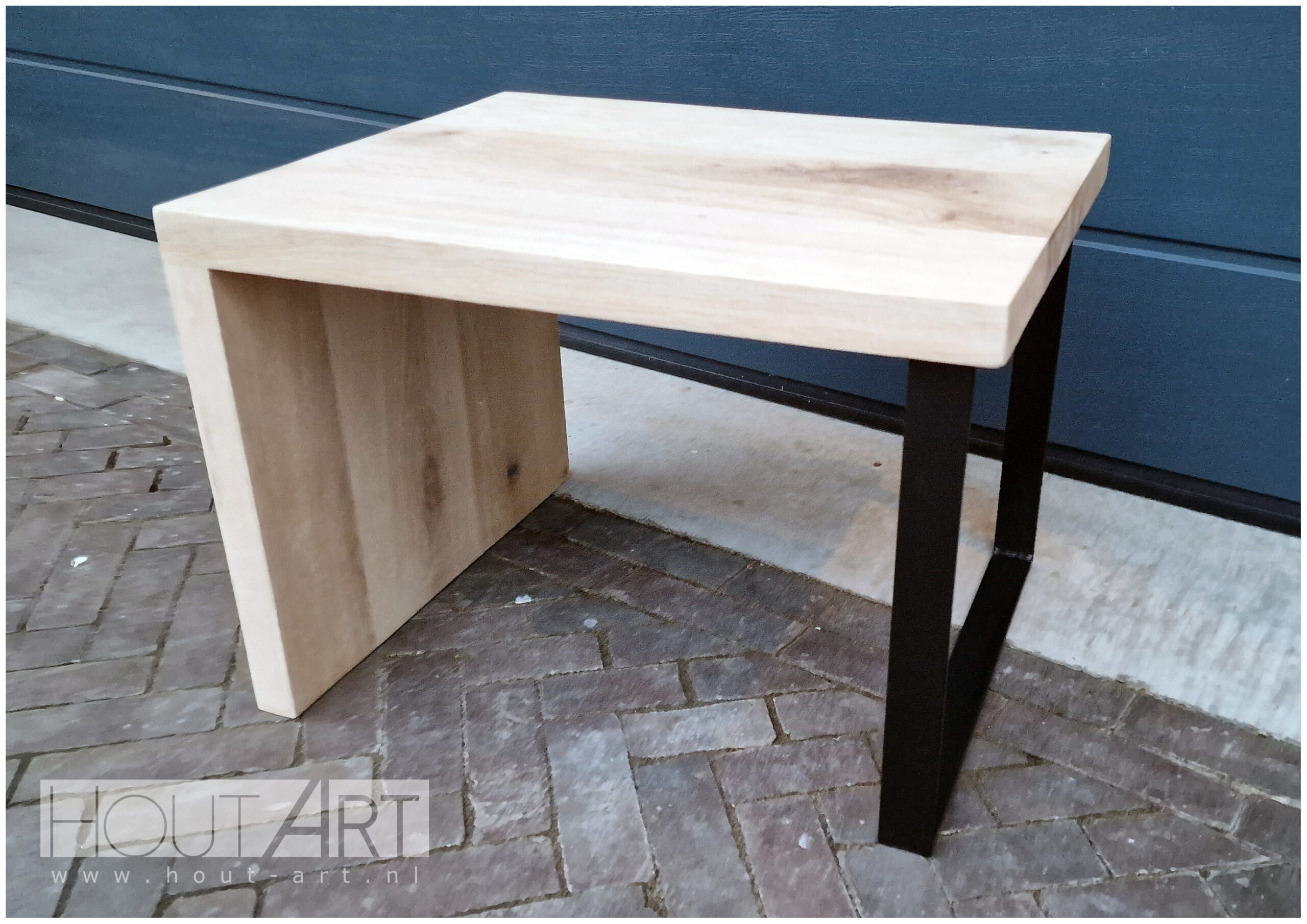 Bijzettafel houten L met stalen stripoot en onderblad eiken van Hout-Art, industrieel, modern, zwarte poedercoating, eikenhout, houtart.