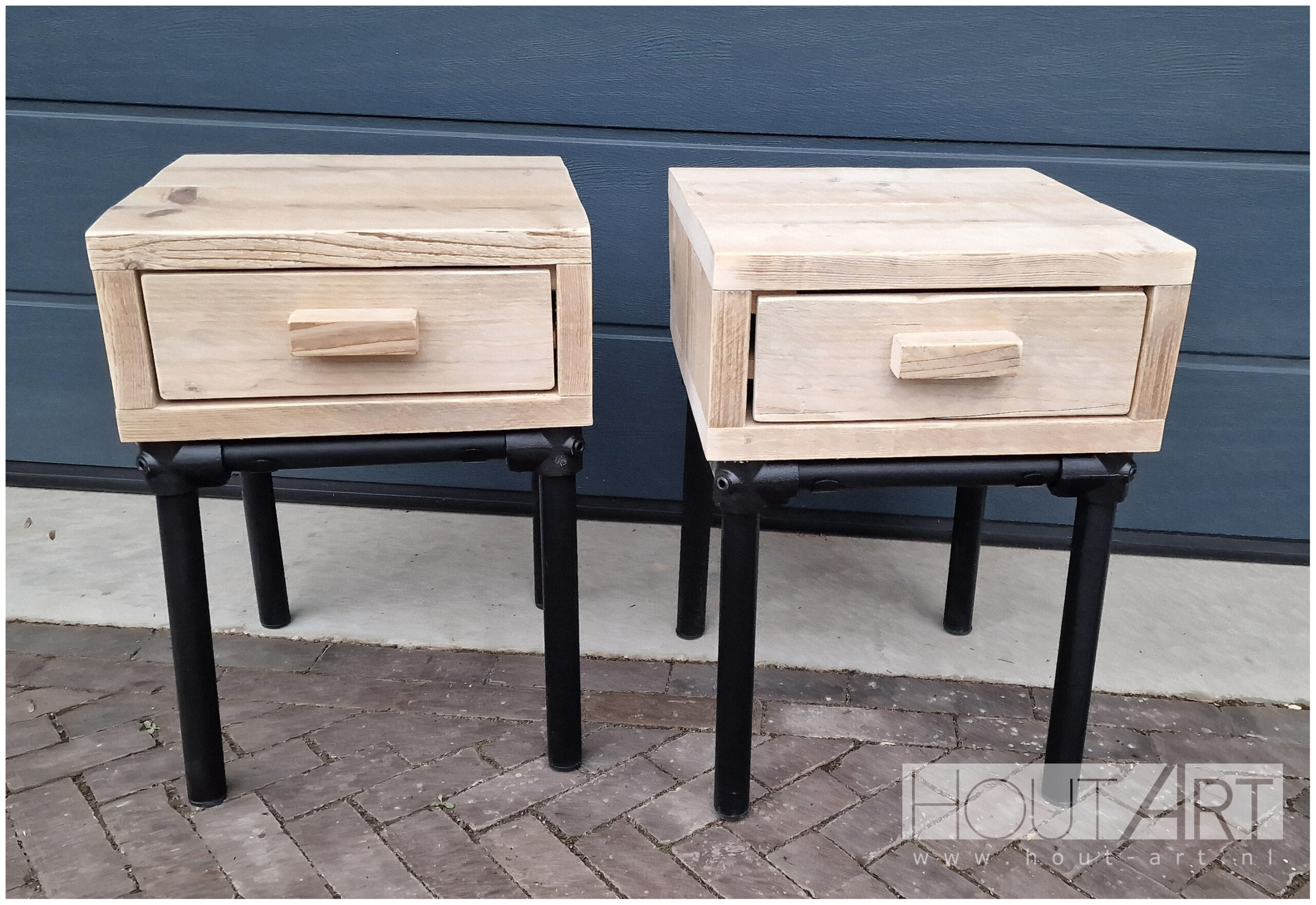 Nachtkastje zwarte steigerbuis frame met ladeblok van steigerhout, gemaakt door Hout-Art.