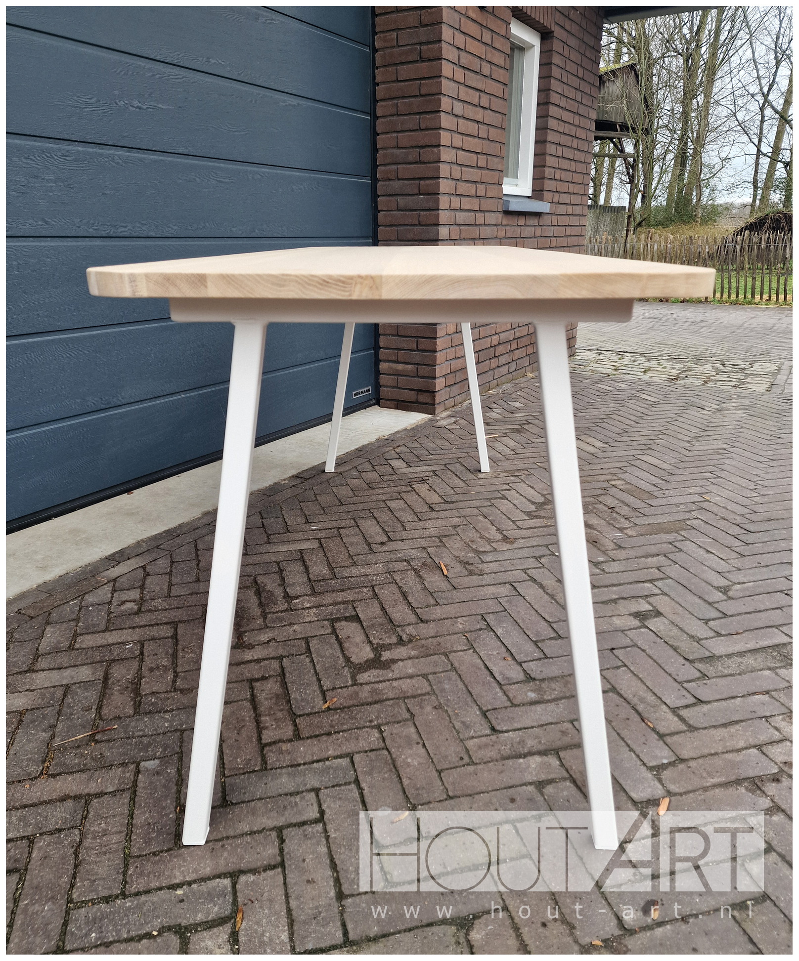 Bureau stalen frame design schuine poot met eiken van Hout-Art.