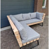 Loungebank l-vorm hoekbank douglas balken doorlopende rugleuning met stalen frame van hout-art.