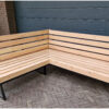 Loungebank l-vorm hoekbank douglas balken doorlopende rugleuning met stalen frame van hout-art.