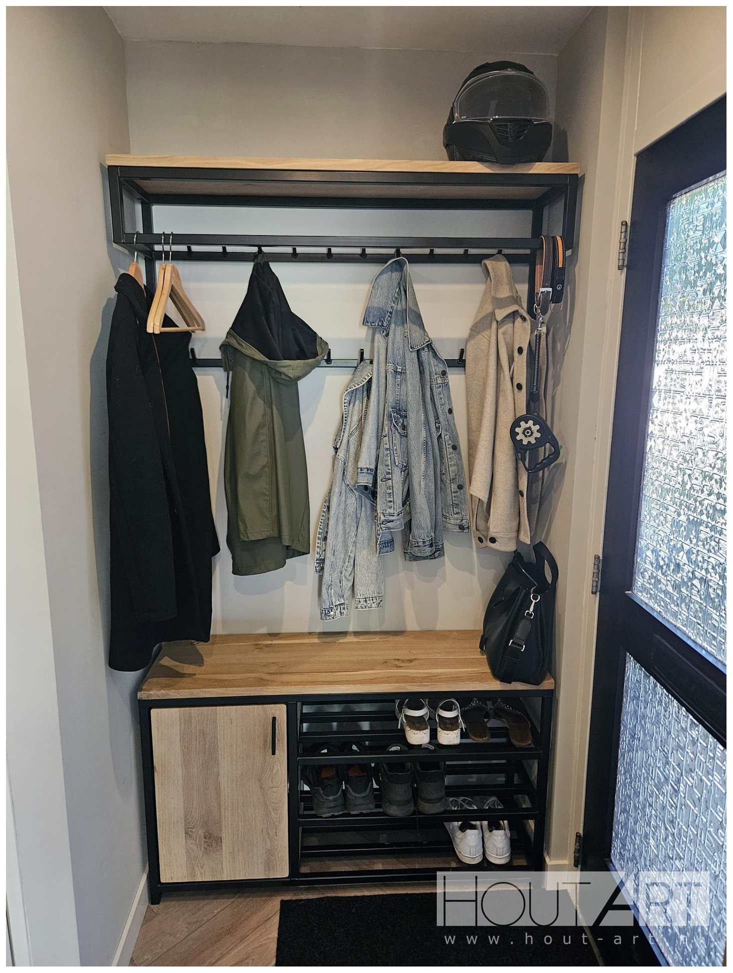 Kapstok hangend stalen frame met haken dubbel eiken en schoenenkast van Hout-Art.