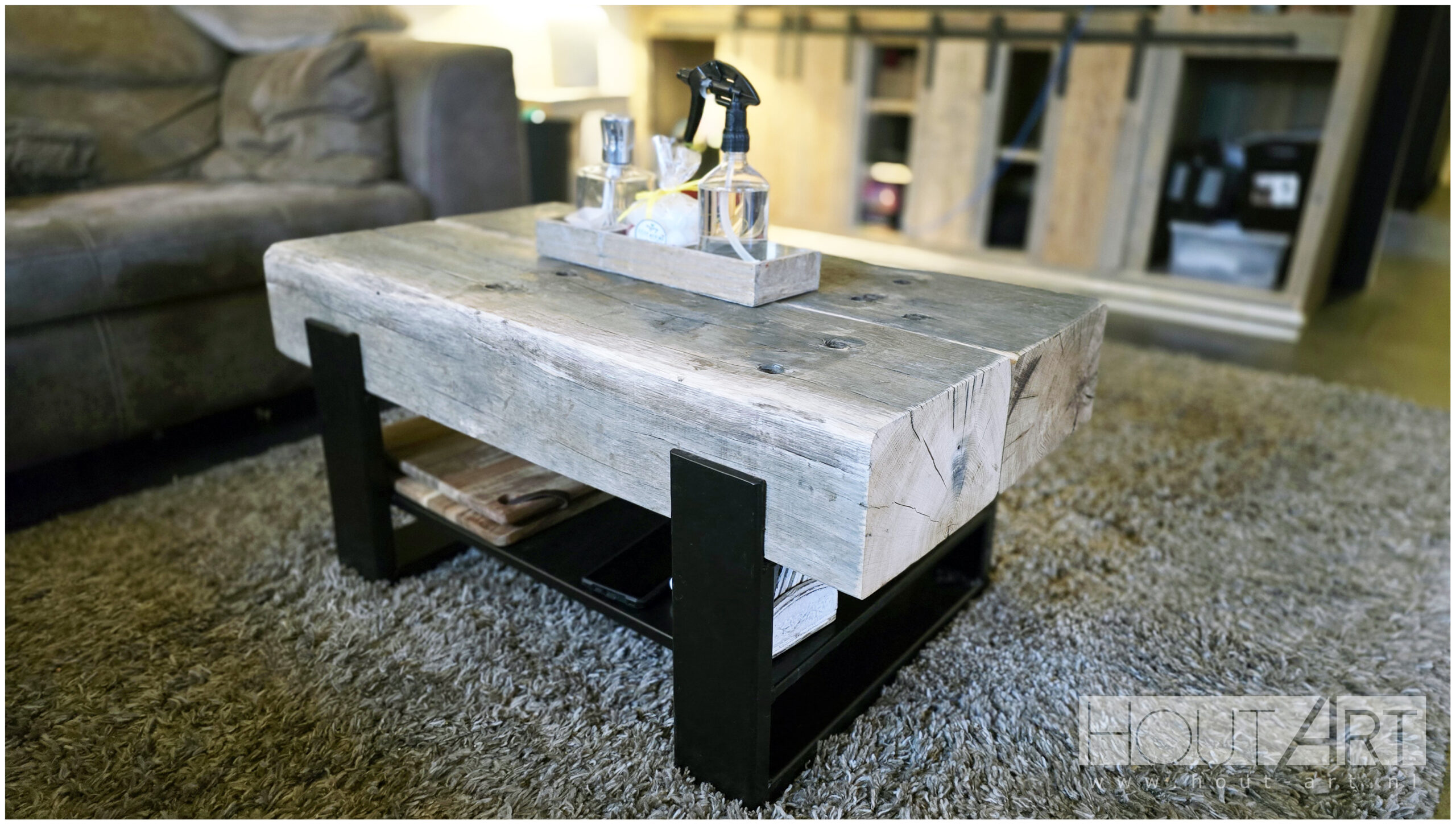 Salontafel u-poot oud eiken spoorbiels met legplank stalen frame van Hout-Art.