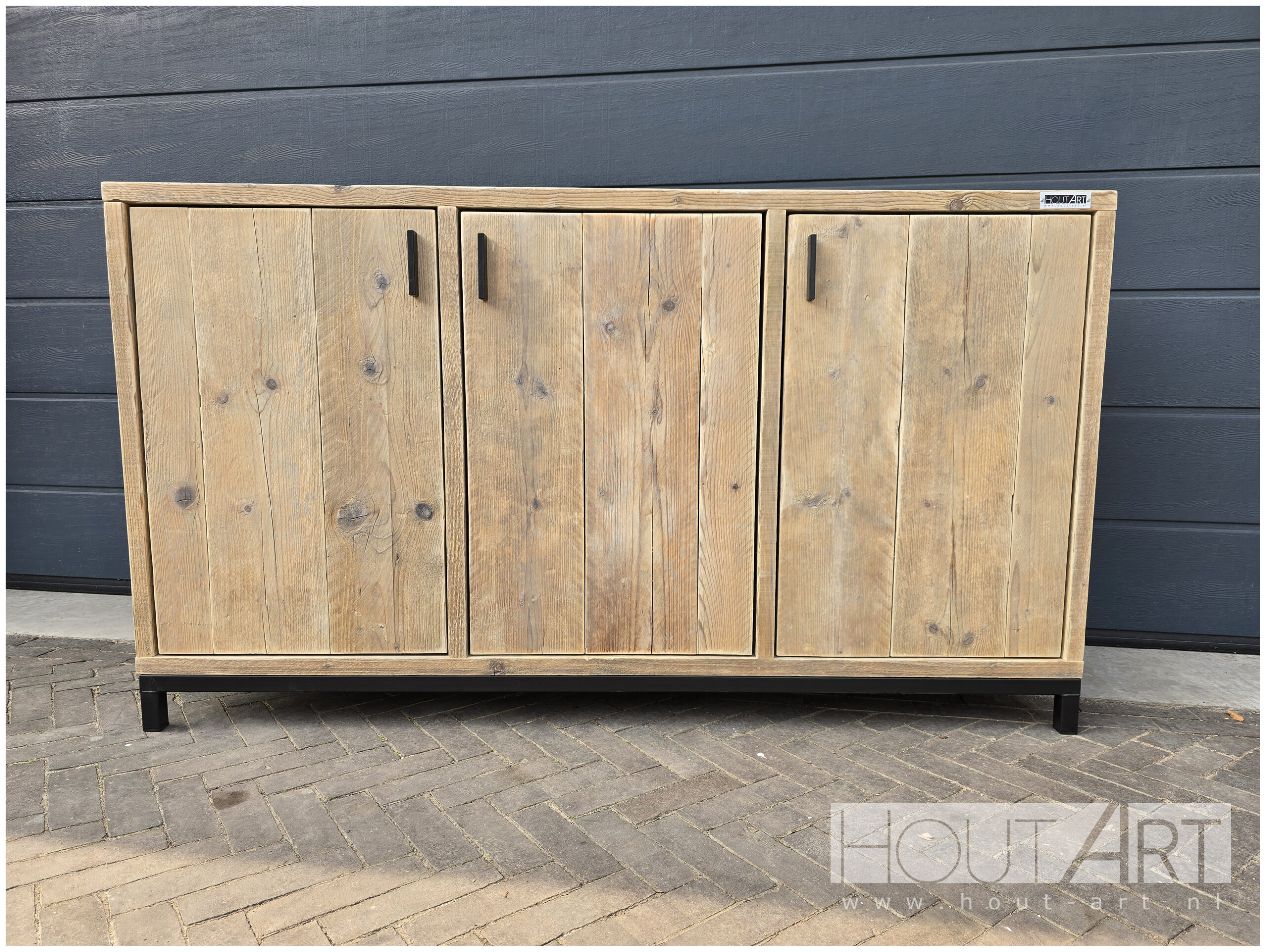 Kast dressoir steigerhout stalen onderfame zwarte poedercoating deuren met stalen handgreep van Hout-Art.