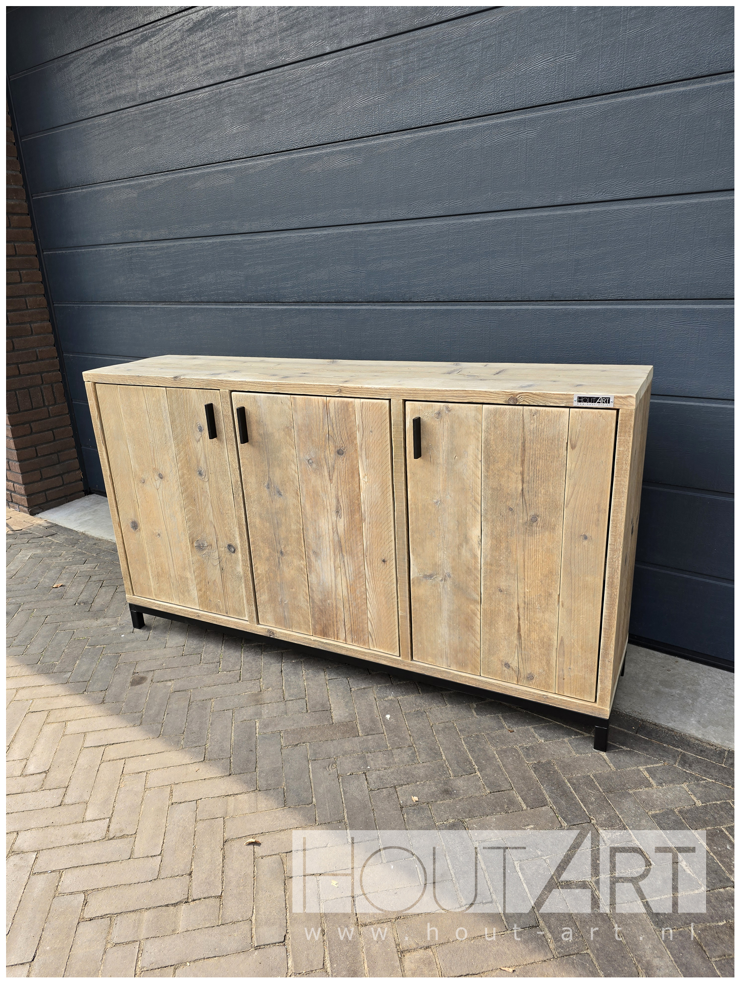 Kast dressoir steigerhout stalen onderfame zwarte poedercoating deuren met stalen handgreep van Hout-Art.