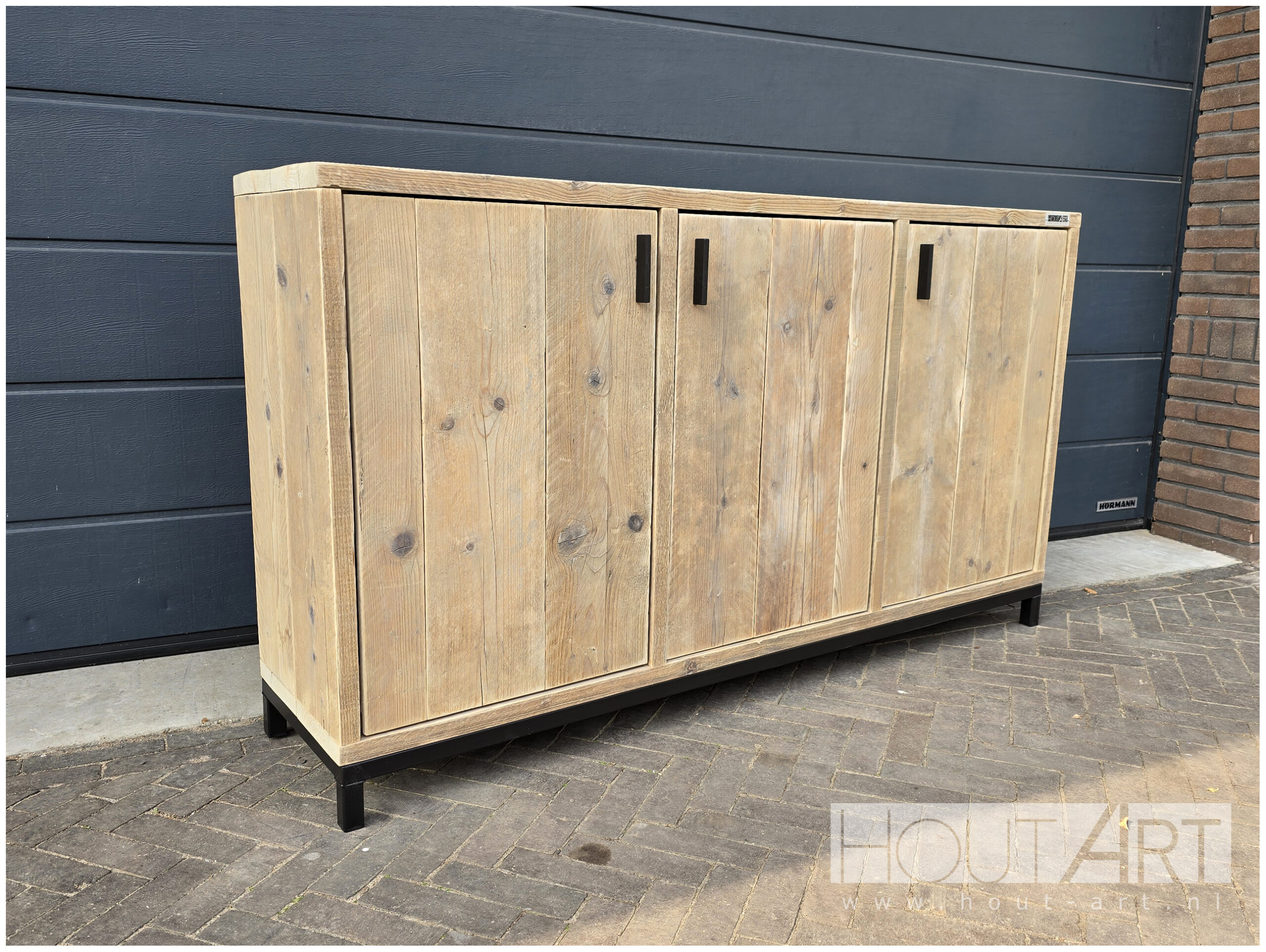 Kast dressoir steigerhout stalen onderfame zwarte poedercoating deuren met stalen handgreep van Hout-Art.