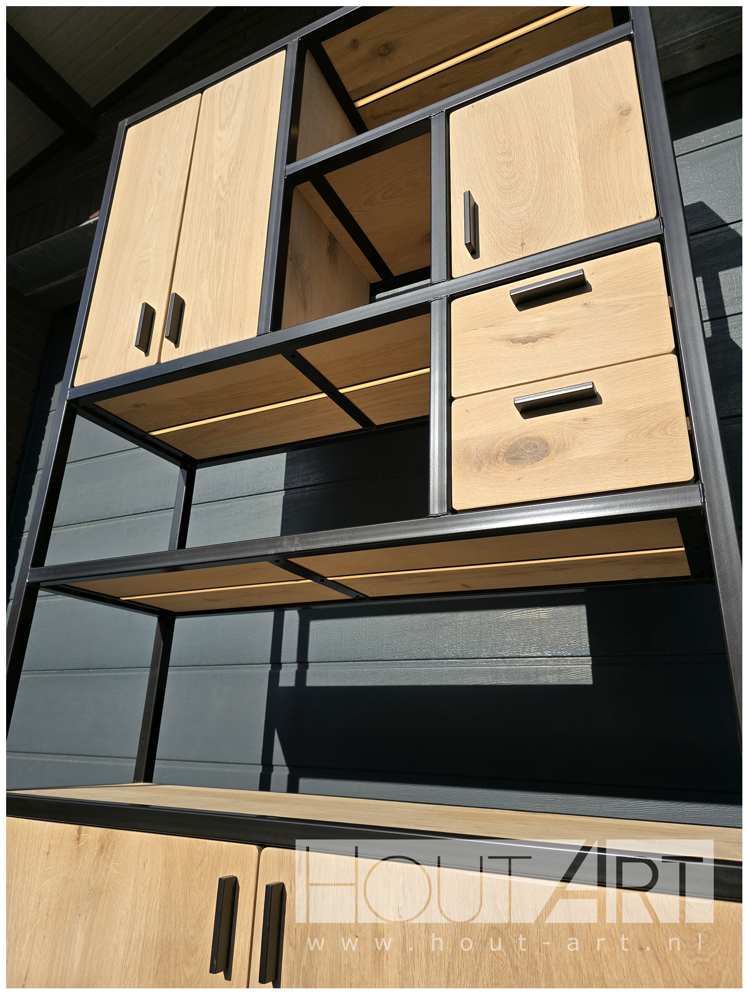 Vakkenkast stalen frame met deuren en lades eiken LED vaste voeding van Hout-Art.