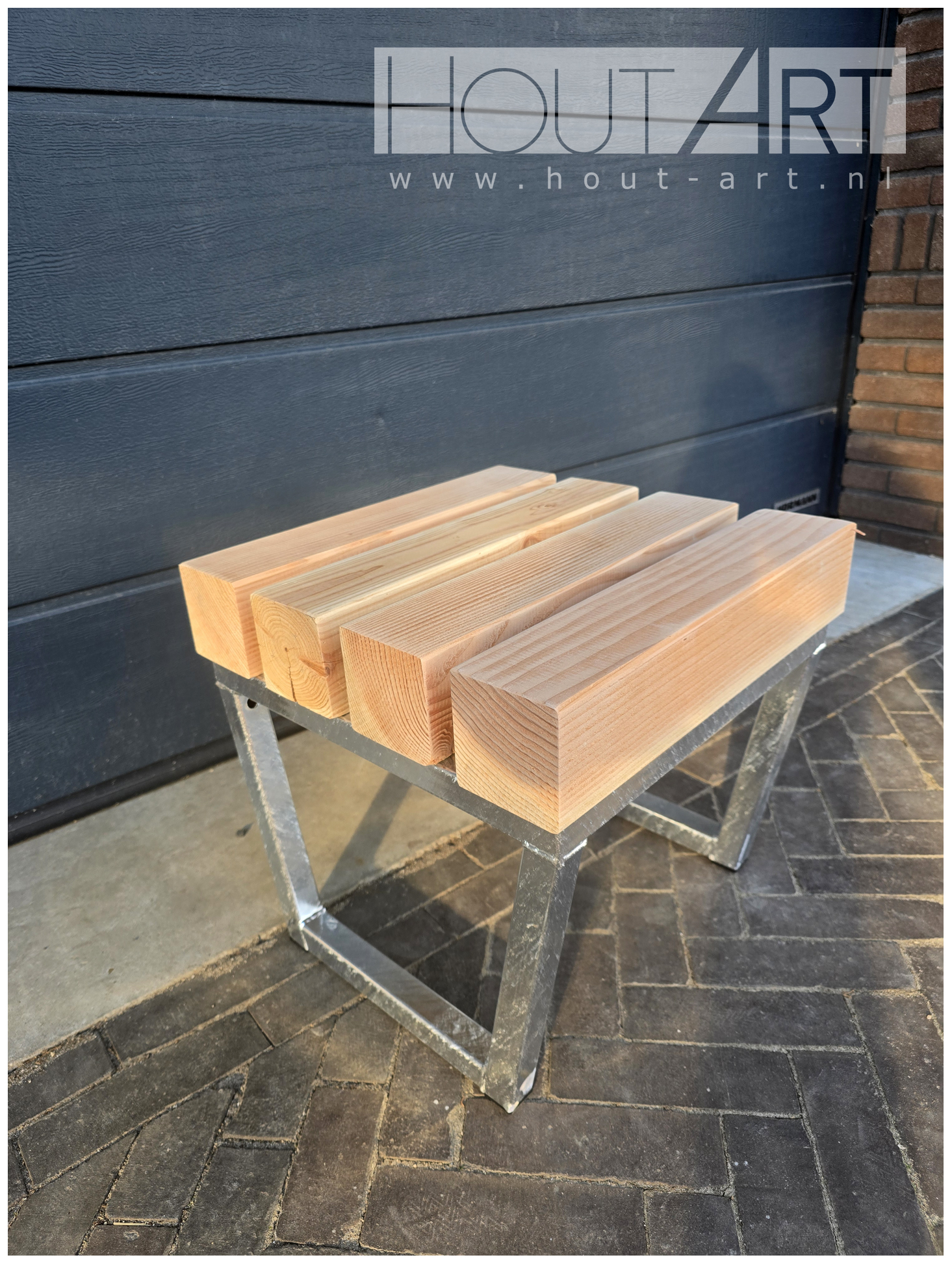 Hocker Massive verzinkt staal met douglas balken van Hout-Art. Loungebank, douglasbalken, industrieel, tuinmeubel, houtart.