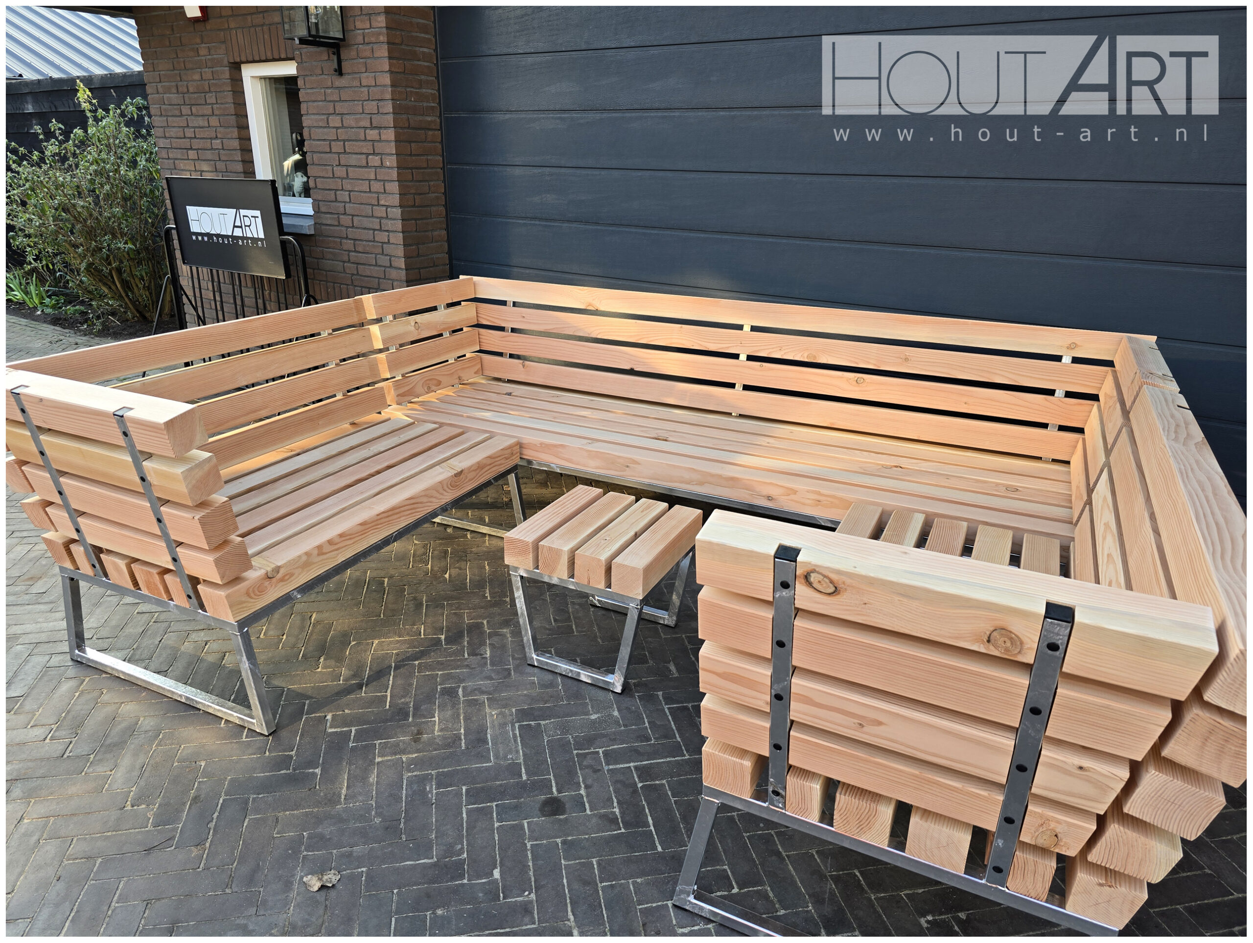 Hocker Massive verzinkt staal met douglas balken van Hout-Art. Loungebank, douglasbalken, industrieel, tuinmeubel, houtart.