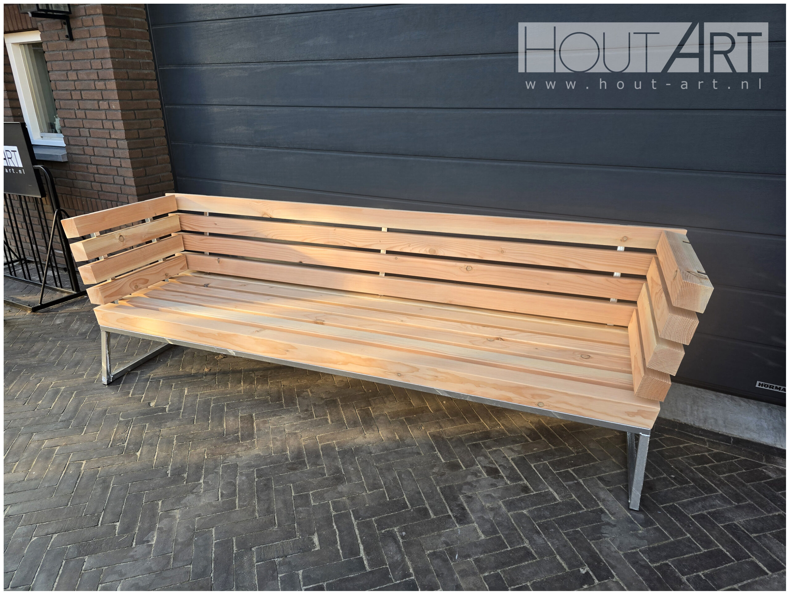Loungebank massive recht douglas balken stalen frame doorlopende rugleuningen van Hout-Art.