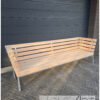 Loungebank massive recht douglas balken stalen frame doorlopende rugleuningen van Hout-Art.