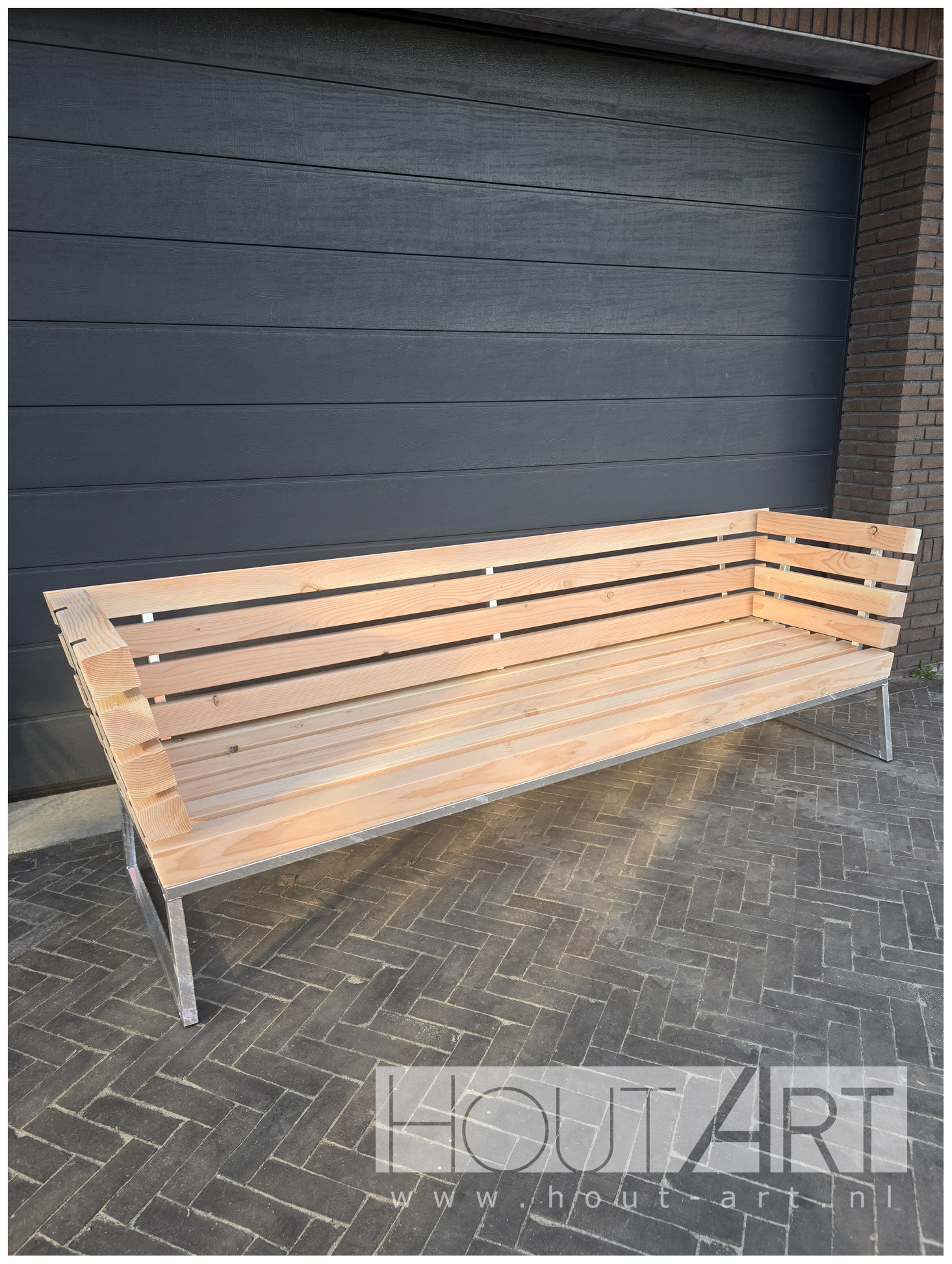 Loungebank massive recht douglas balken stalen frame doorlopende rugleuningen van Hout-Art.