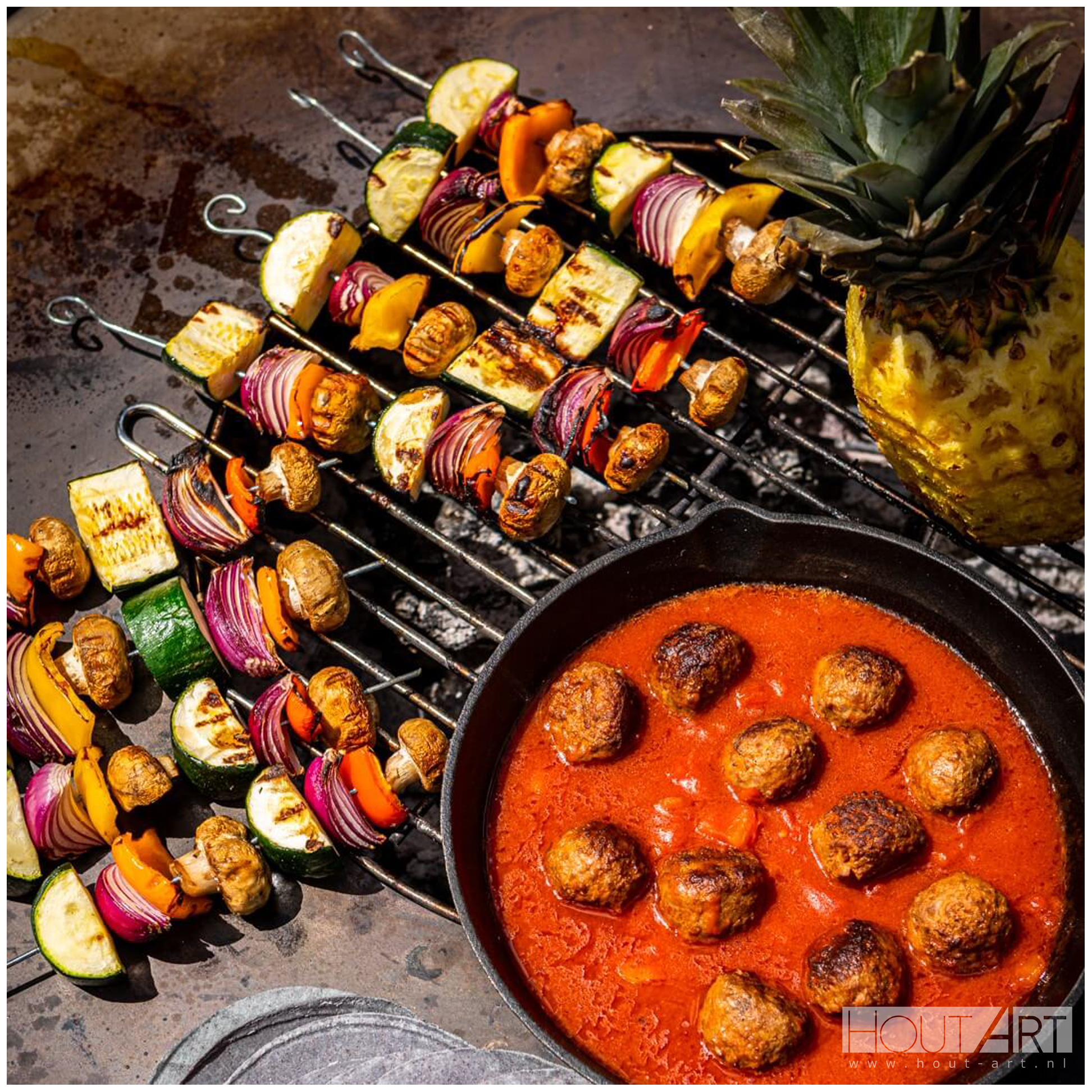 Bonfeu BonBiza open haard buitenkeuken bakken zwart en cortenstaal corten BBQ van Hout-Art.