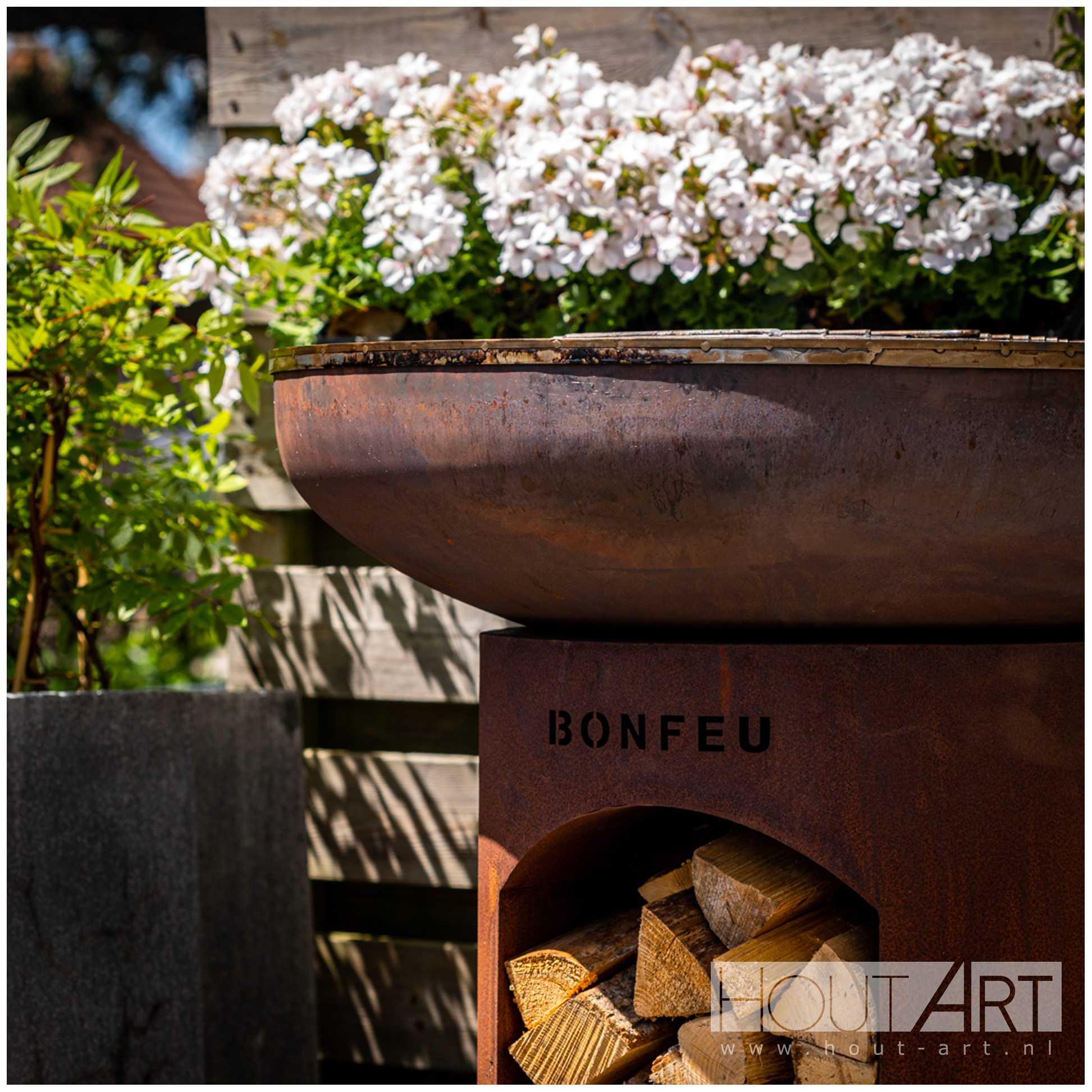 Bonfeu BonBiza open haard buitenkeuken bakken zwart en cortenstaal corten BBQ van Hout-Art.