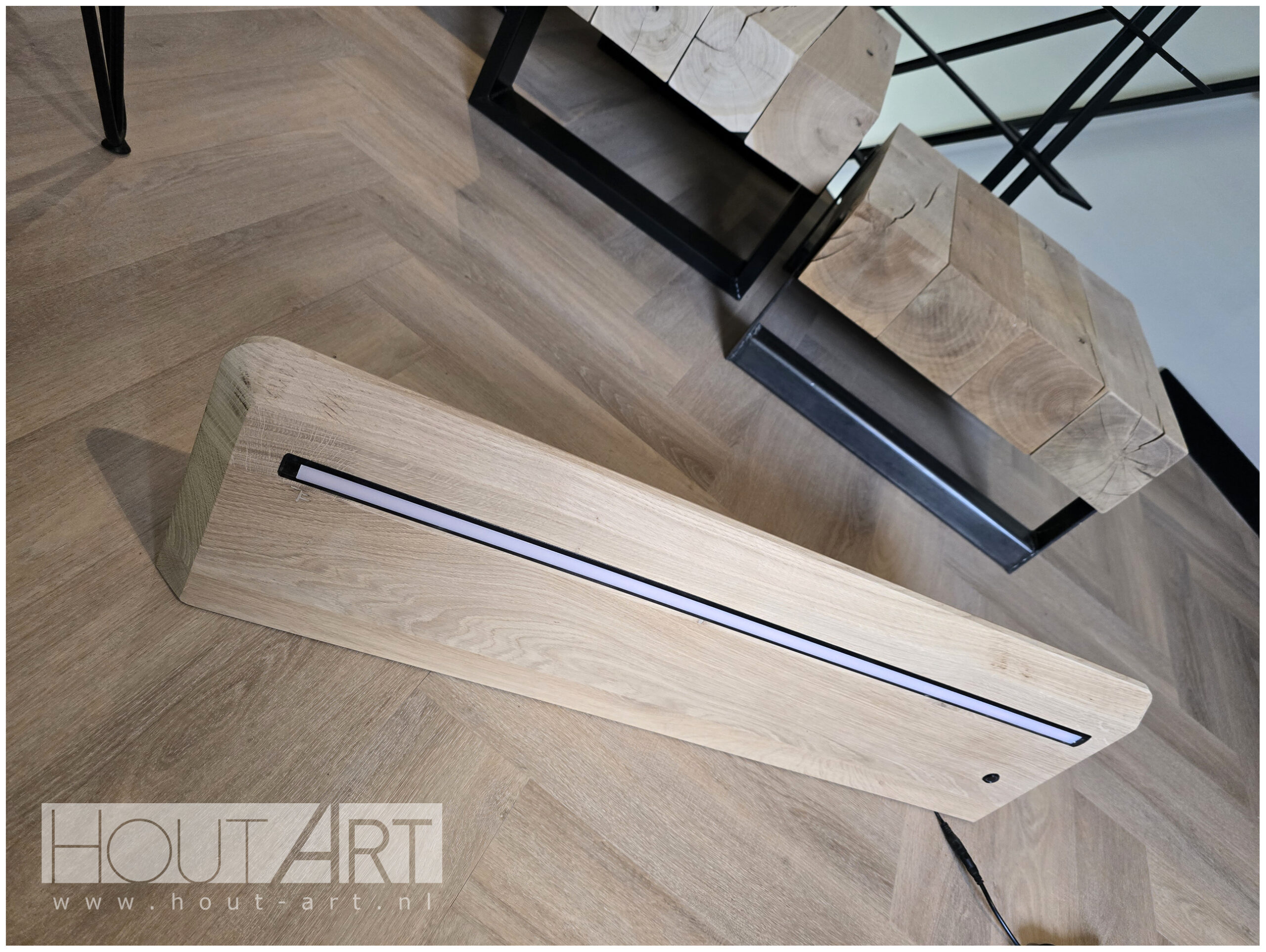 Wandplank eiken verjongde rand led ledstrip met onzichtbare bevestiging van Hout-Art.