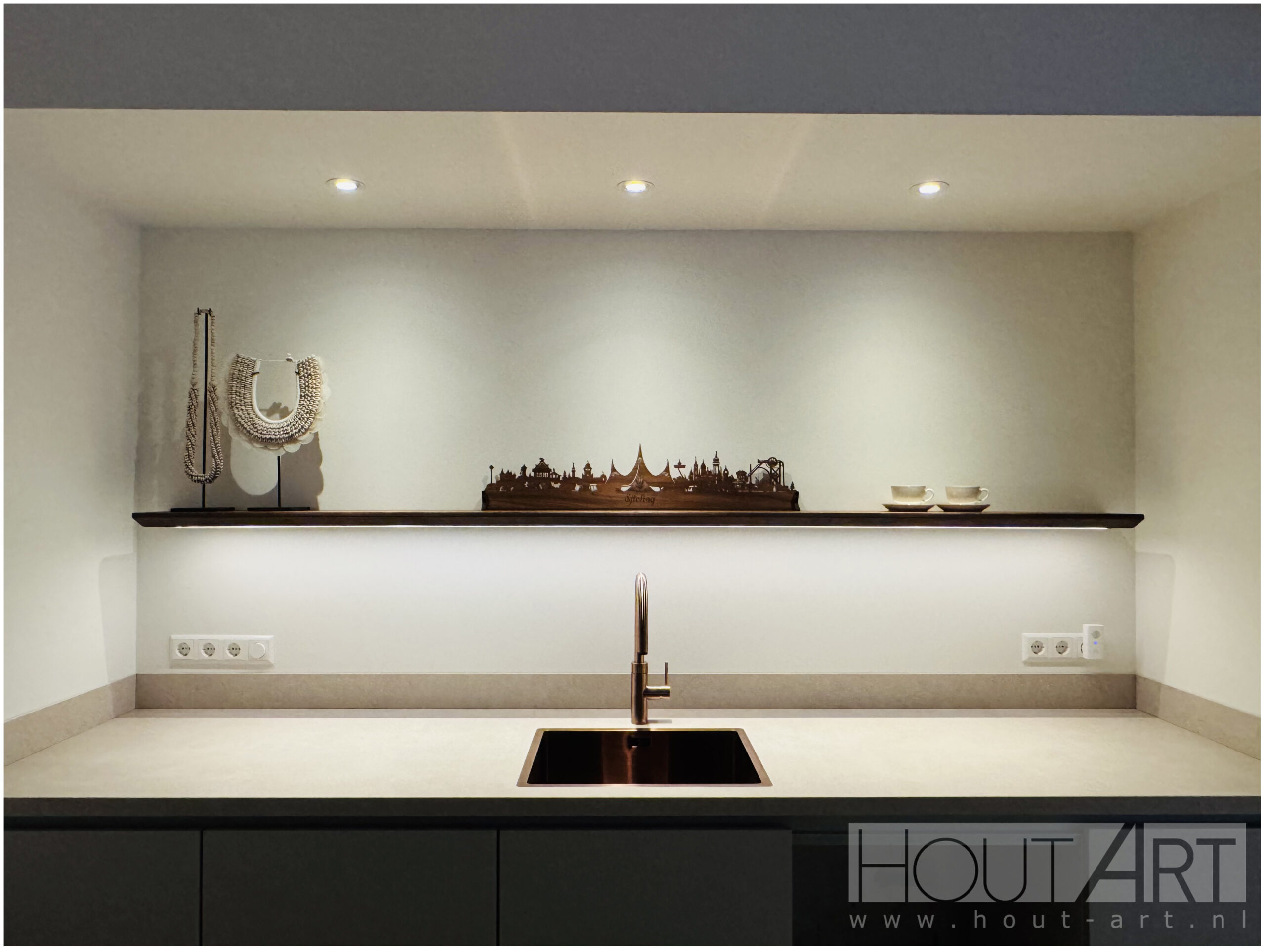 Wandplank eiken verjongd led ledstrip licht keuken van Hout-Art.