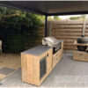 Buitenkeuken Egg large steigerhout Kamado met lade en Boretti Buitenkeuken met koelkast van HOut-Art.