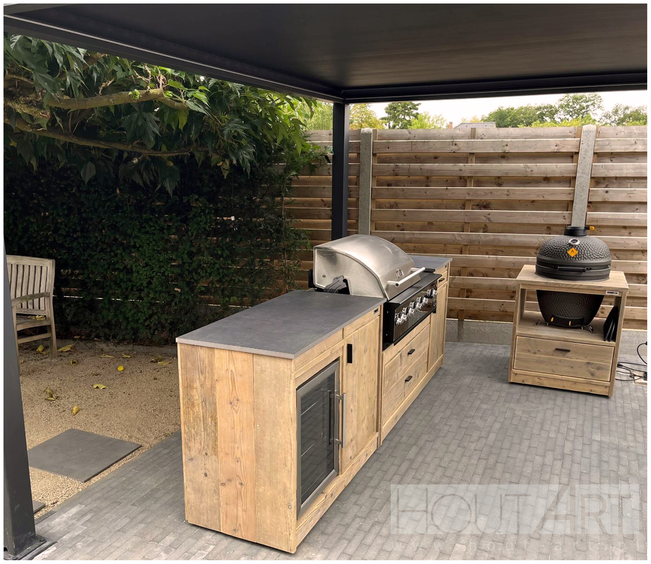 Buitenkeuken Egg large steigerhout Kamado met lade en Boretti Buitenkeuken met koelkast van HOut-Art.